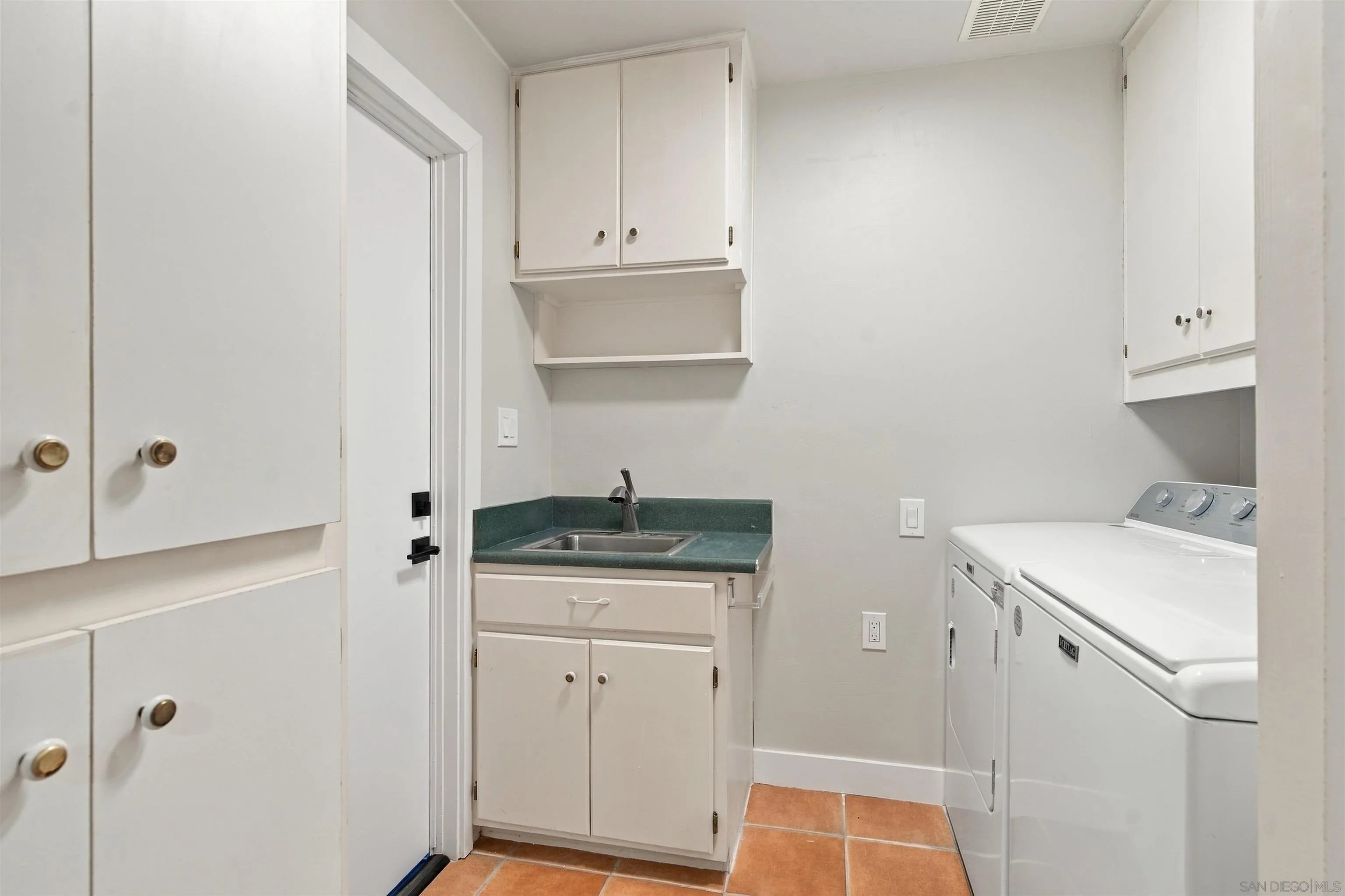 https://cdn.realtyfeed.com/cdn/127/260024507/f75d840c4b6ab558a193f95d876a5003.webp