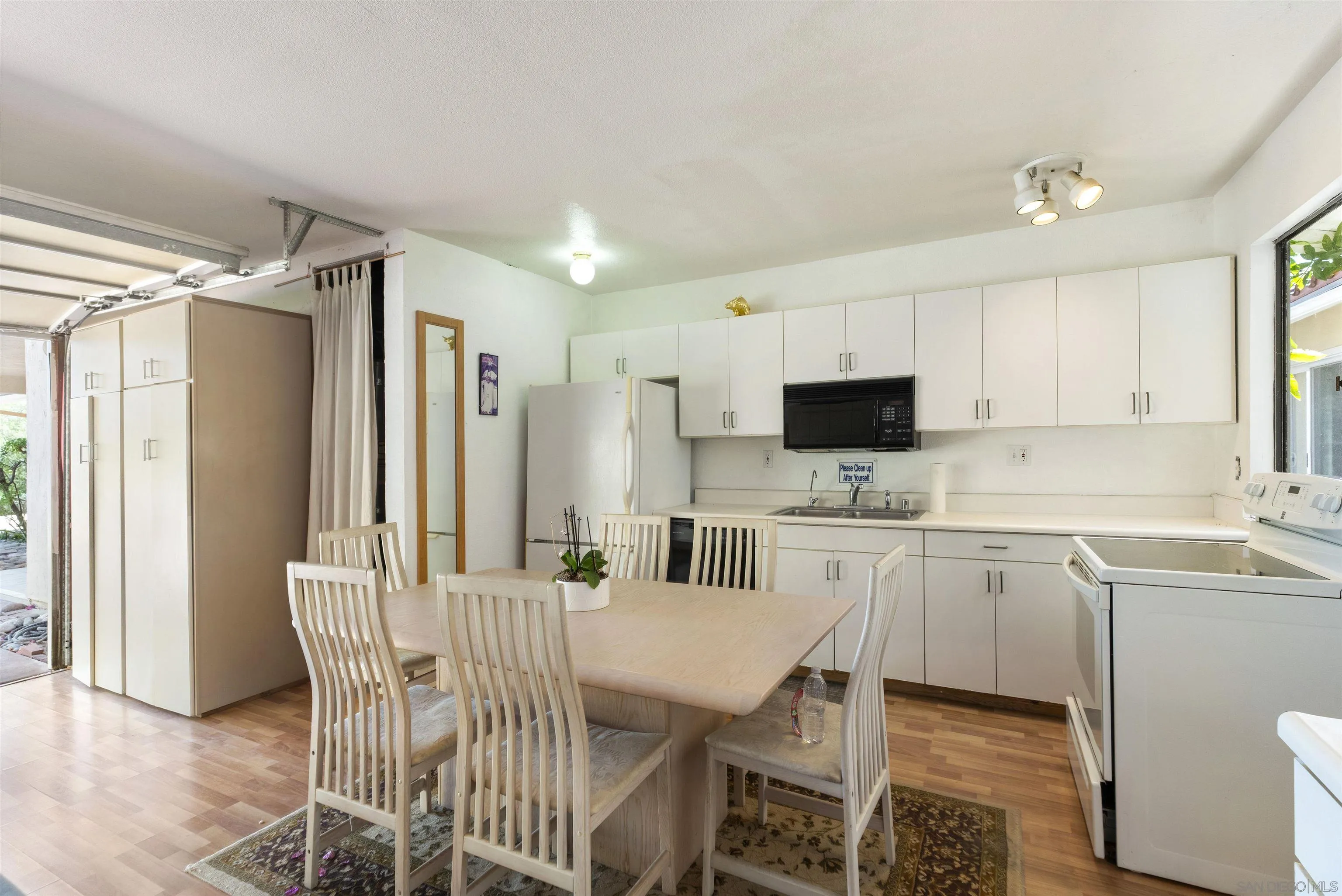 https://cdn.realtyfeed.com/cdn/127/260024512/c0a94b50ca4bf60dfe880108161f263a.webp