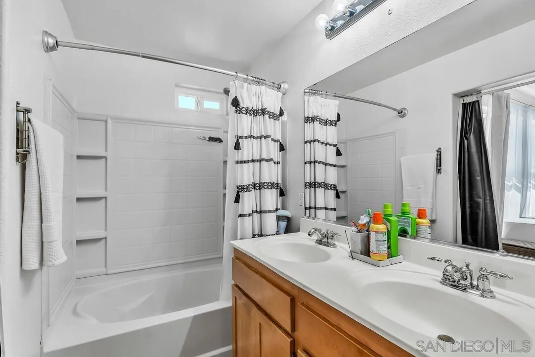 https://cdn.realtyfeed.com/cdn/127/260024514/c45215533acd12442bae2b2452e985ff.webp