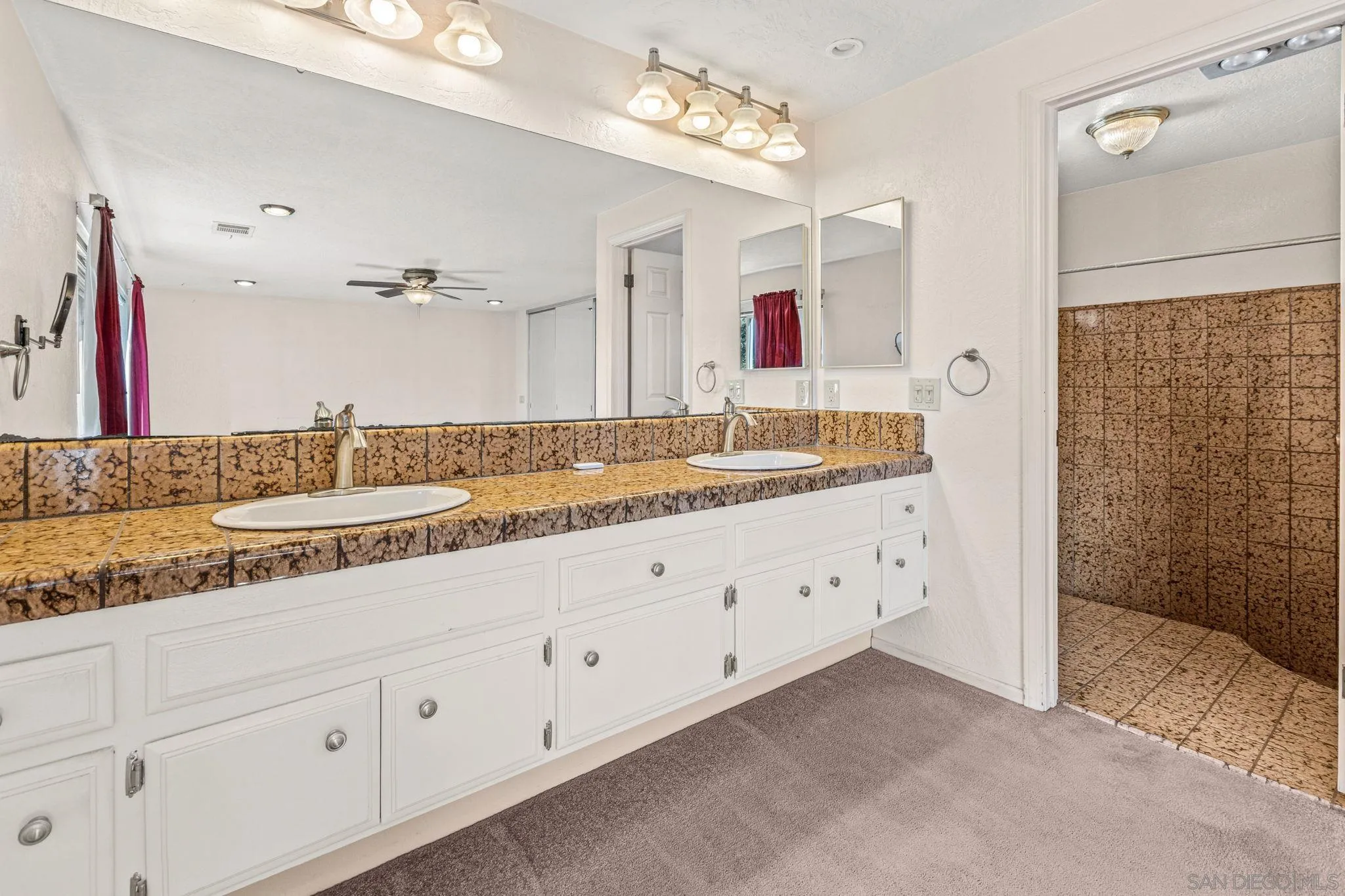 https://cdn.realtyfeed.com/cdn/127/260024516/1a6ccbeeea245731491d758a837a20a8.webp