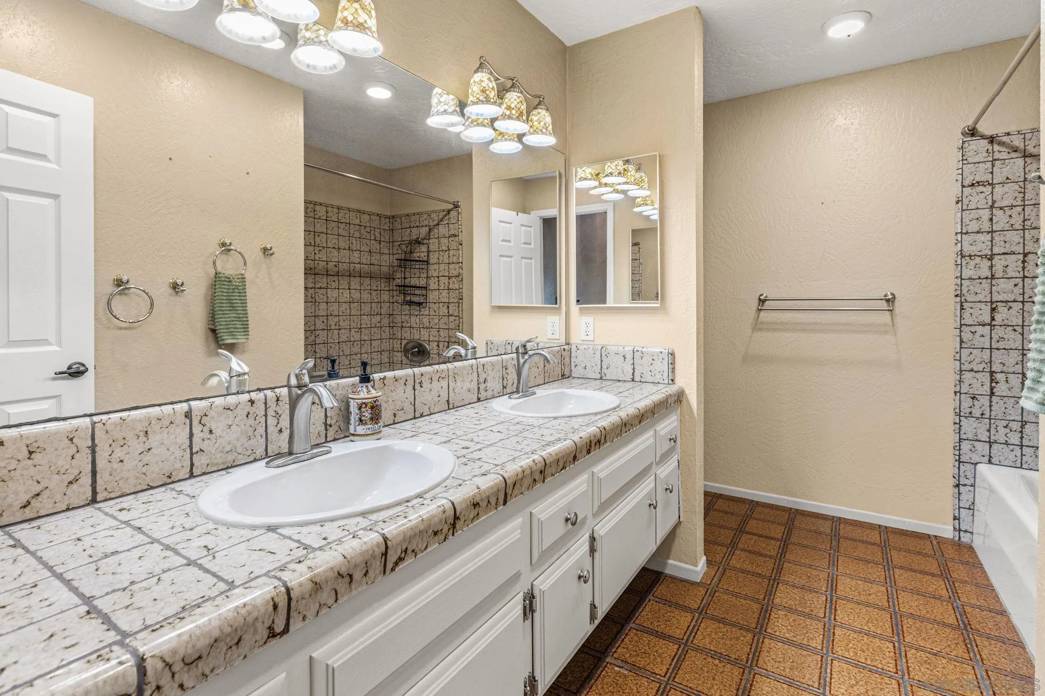 https://cdn.realtyfeed.com/cdn/127/260024516/51e2c17223d14615b079a3b31f5f4629.webp