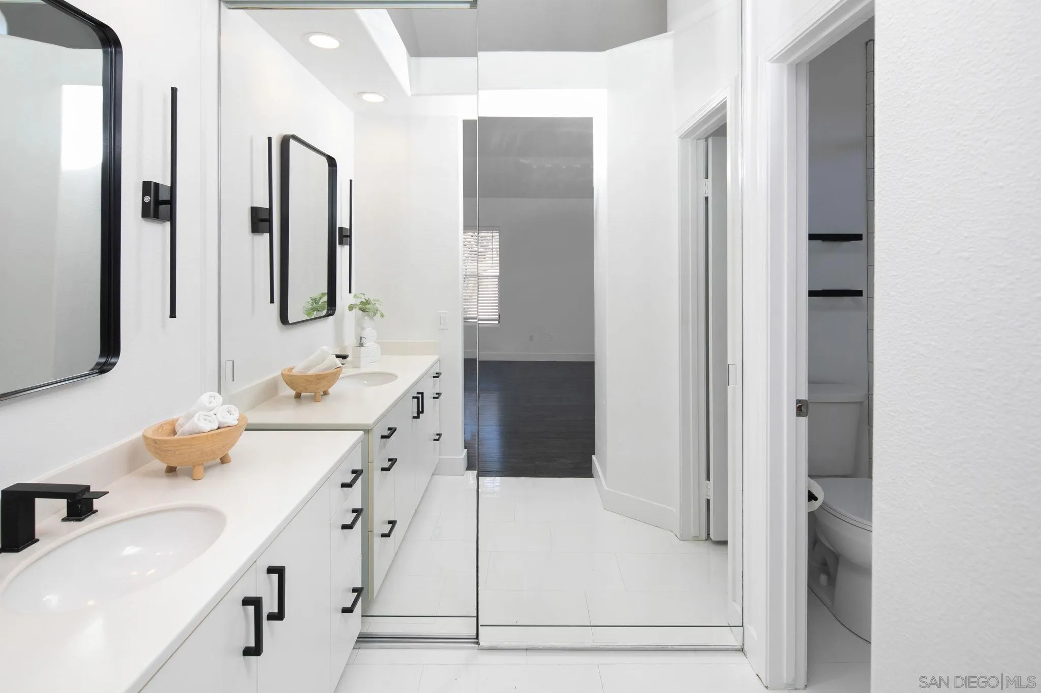 https://cdn.realtyfeed.com/cdn/127/260024526/ca083b0eac04574d95820a8d2c35cfed.webp