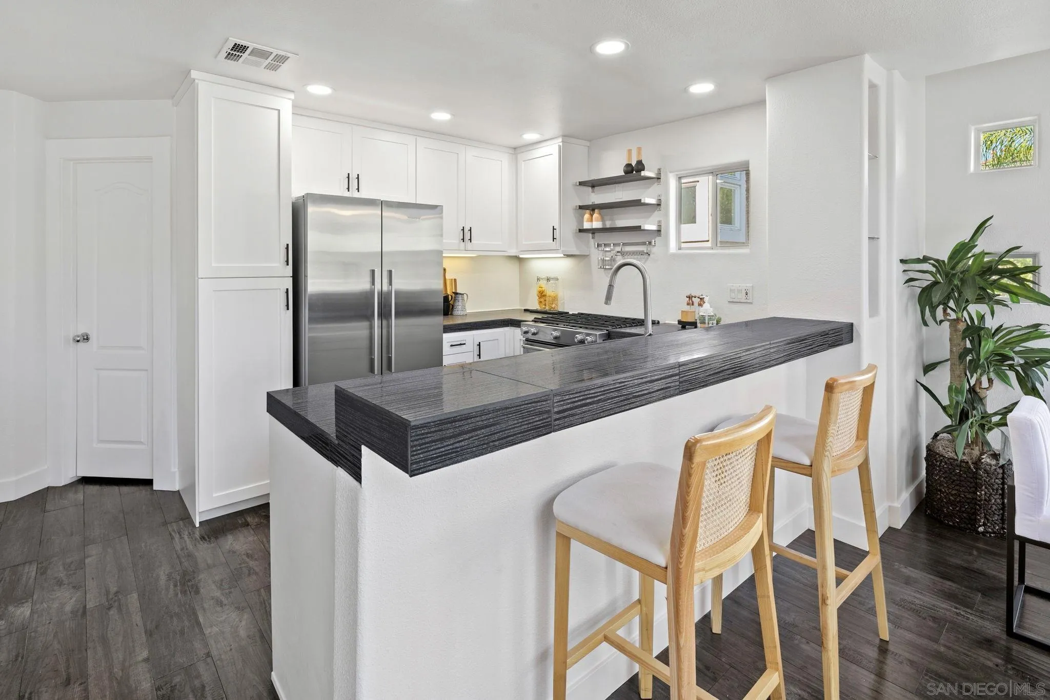https://cdn.realtyfeed.com/cdn/127/260024526/cec588c91783d64f44b56177003f973a.webp