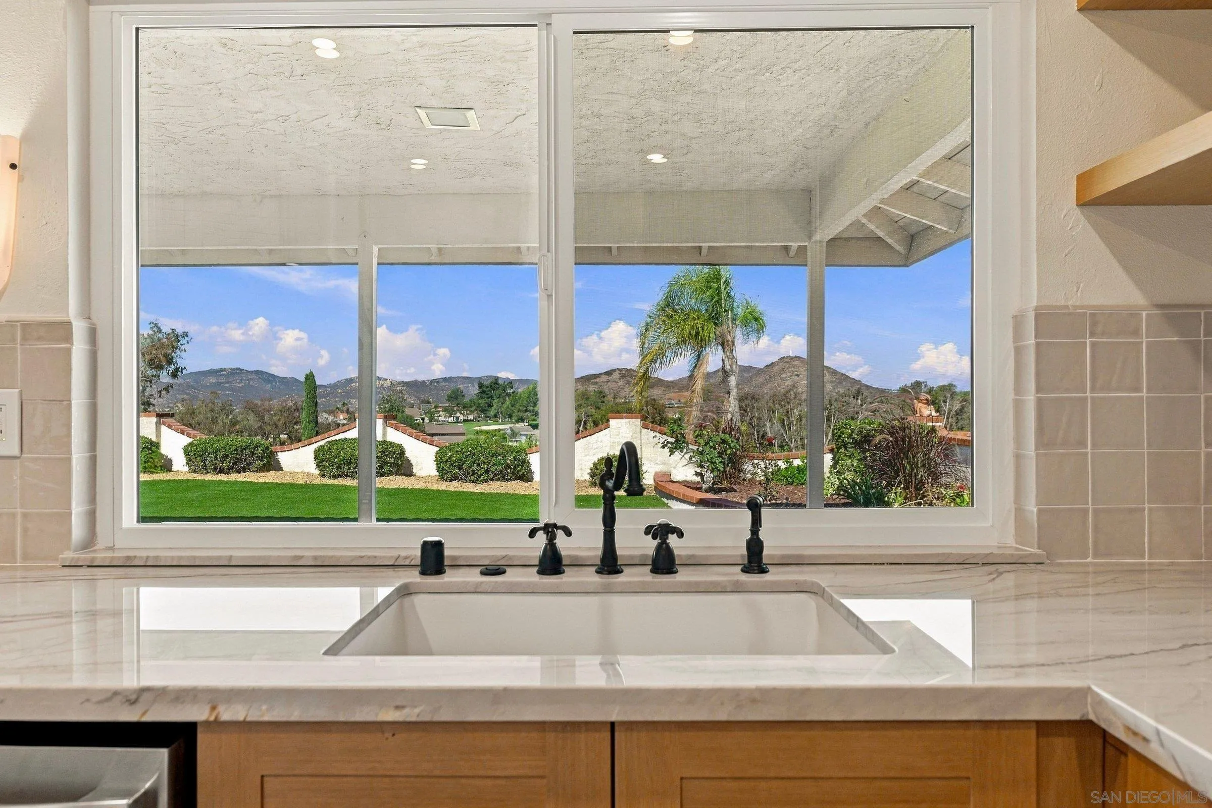 https://cdn.realtyfeed.com/cdn/127/260024530/3a0c7718b4e3a075cc997199e221765f.webp