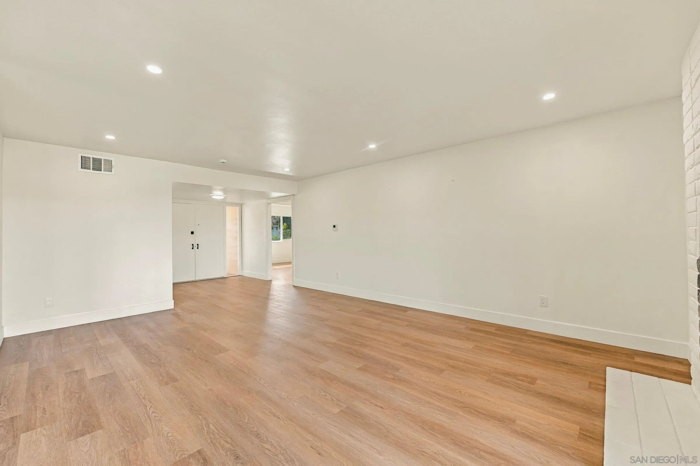 https://cdn.realtyfeed.com/cdn/127/260024530/c4c6ee2d92d6da07006ace7152dc1952.webp