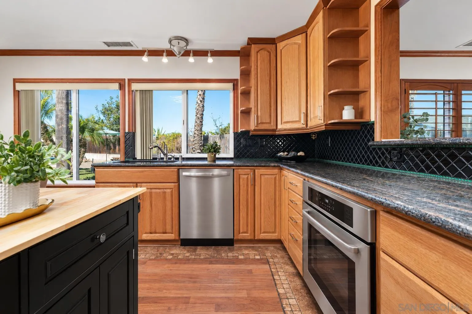 https://cdn.realtyfeed.com/cdn/127/260024547/5ca0d33bc8b38083632bc58ef94ec1f1.webp