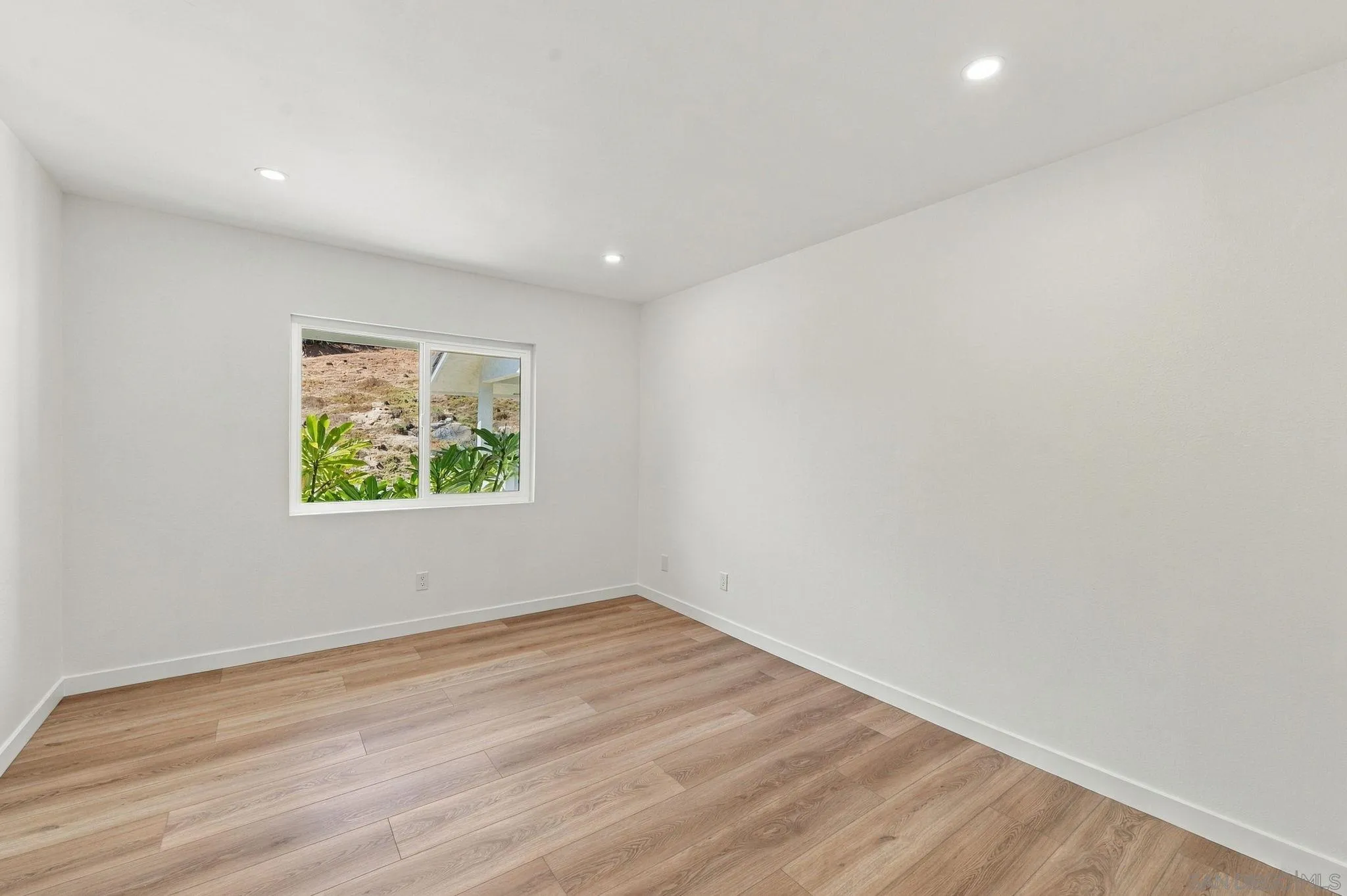 https://cdn.realtyfeed.com/cdn/127/260024561/1036d4ec10134d590bc345e594a6e3d1.webp