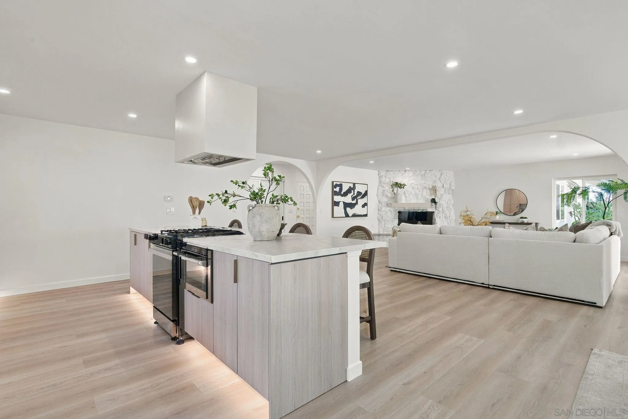 https://cdn.realtyfeed.com/cdn/127/260024561/985cf2408027aba76896f454860bc9ce.webp