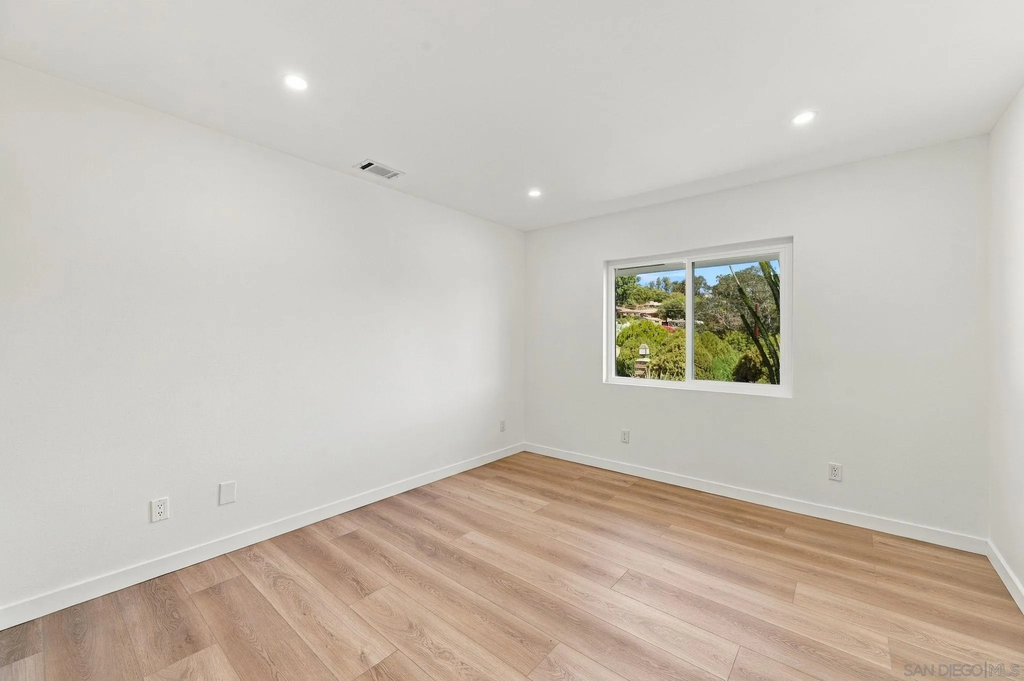 https://cdn.realtyfeed.com/cdn/127/260024561/f0d4e1da6127e0f3435597994786f26a.webp