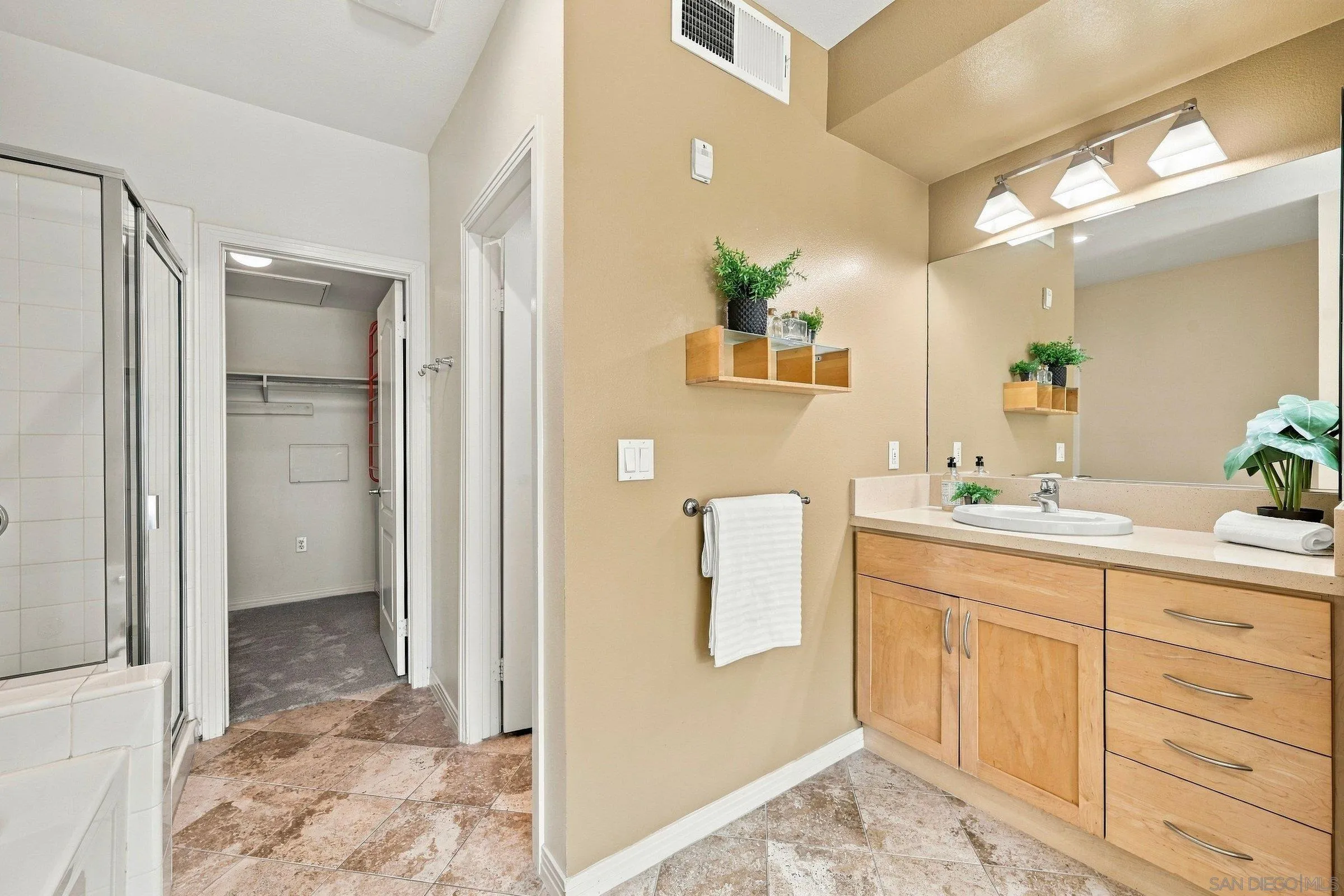 https://cdn.realtyfeed.com/cdn/127/260024566/f9ca296a821c4f69a9a1c22866e3f1fa.webp