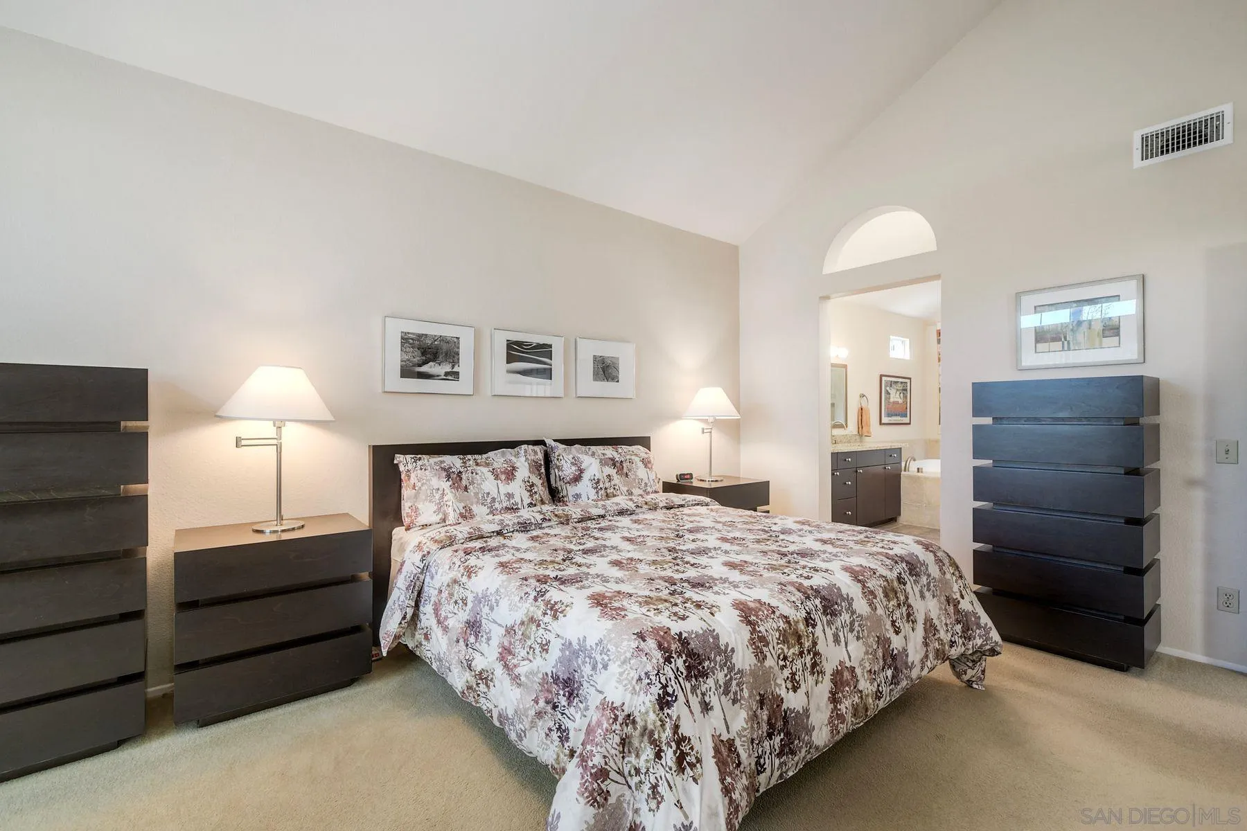 https://cdn.realtyfeed.com/cdn/127/260024569/f6ab08c71fbfbe8d41d4feec61af7949.webp