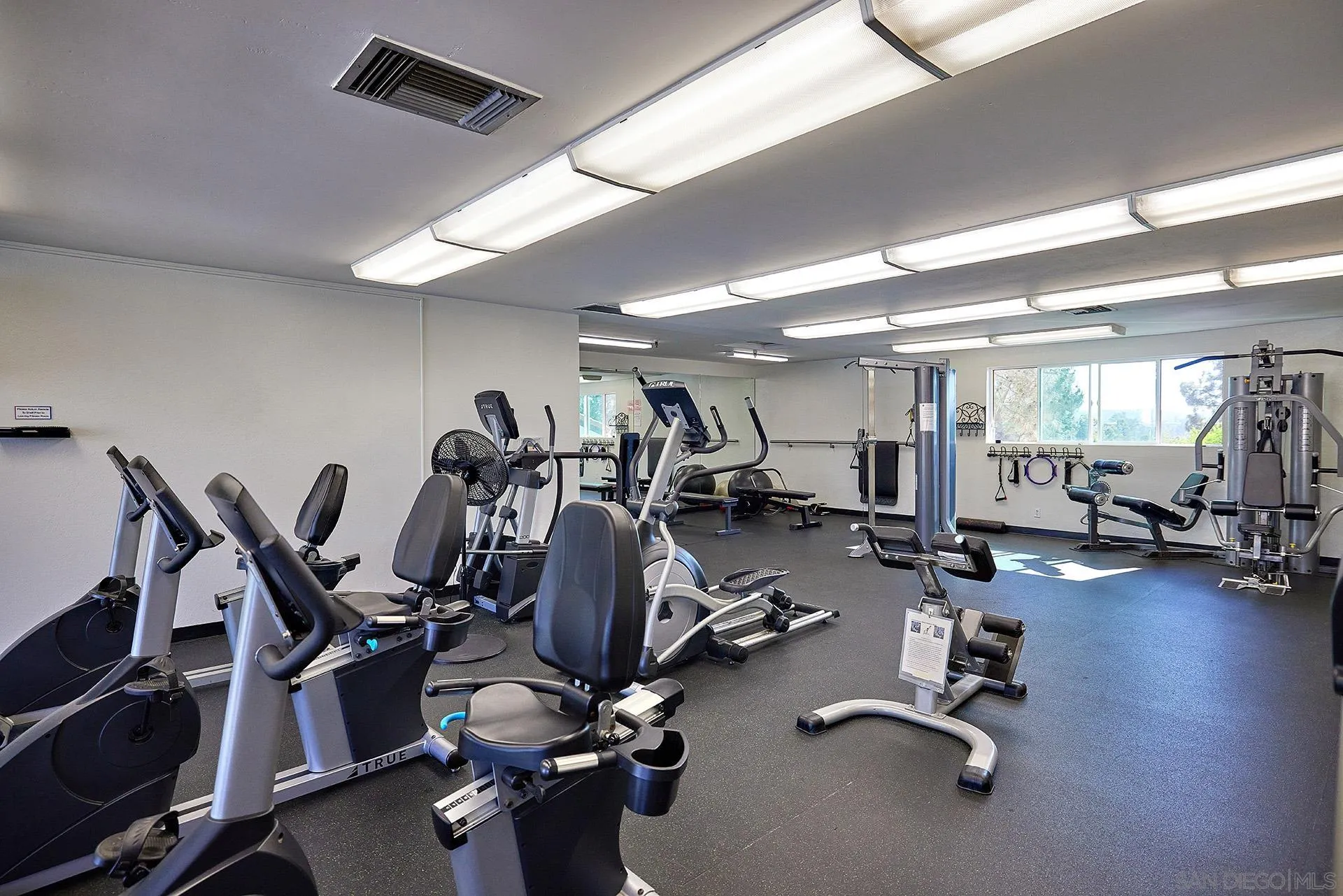 https://cdn.realtyfeed.com/cdn/127/260024580/c5fb2fae4cc06615aea7f6a813052b45.webp