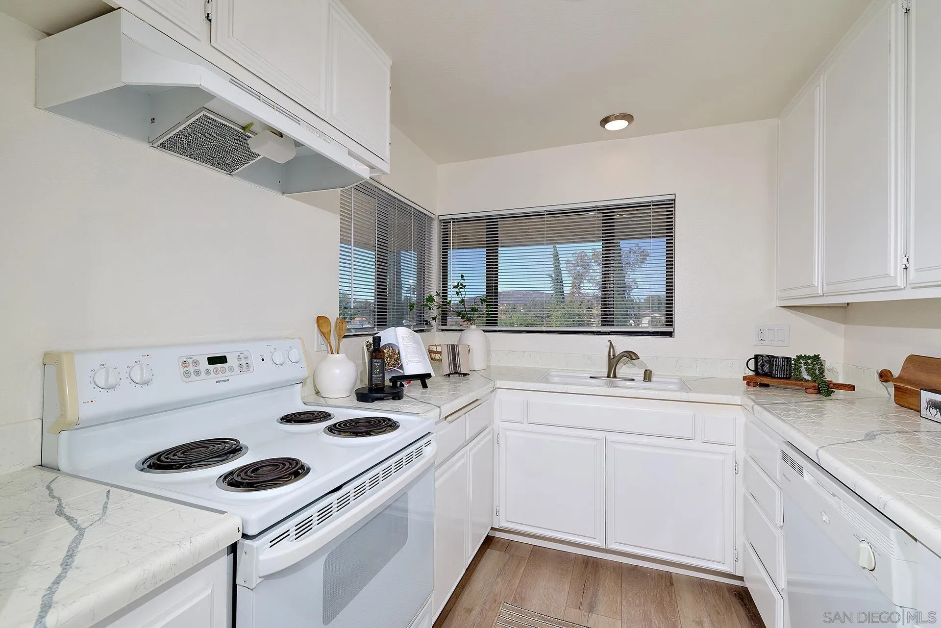 https://cdn.realtyfeed.com/cdn/127/260024580/fa0d208f4bbffe8d07c805ca26314ed7.webp