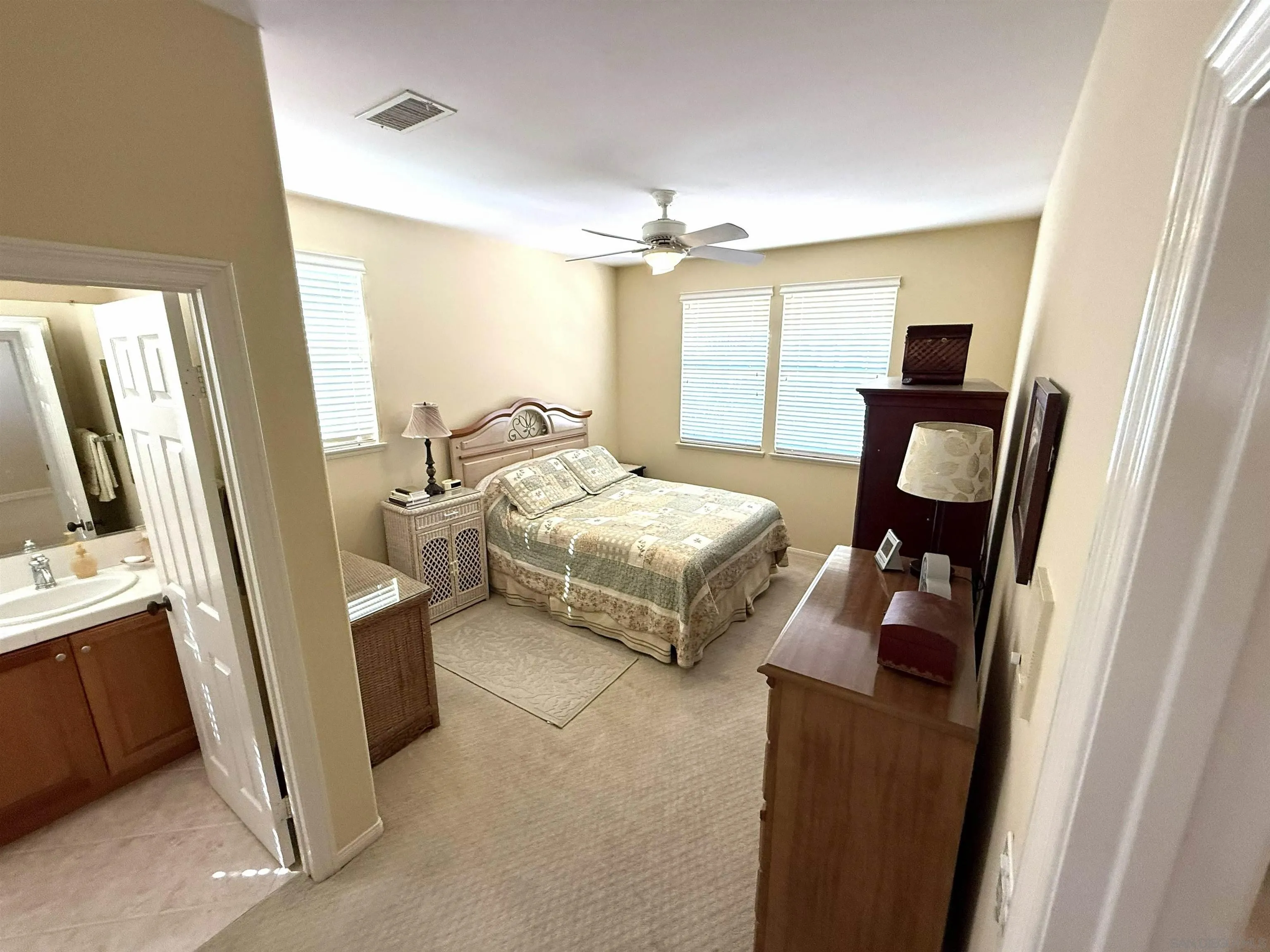 https://cdn.realtyfeed.com/cdn/127/260024581/1b2f550eca430f16f4b9c8549d2c6058.webp