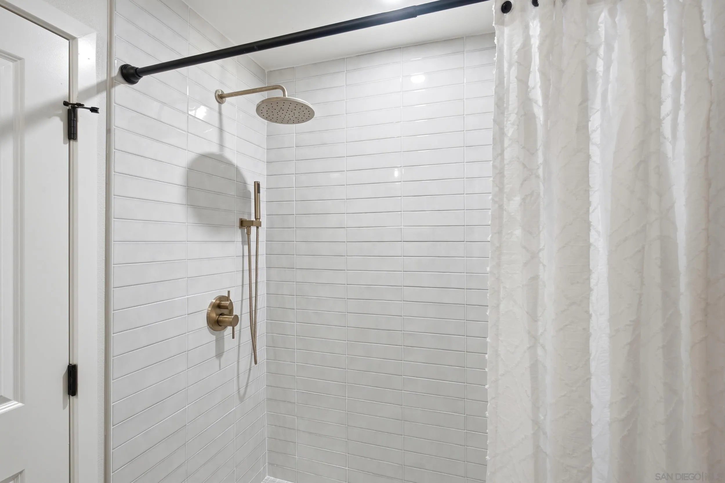 https://cdn.realtyfeed.com/cdn/127/260024585/a3a5721fa8ec9581d8504fc24792639b.webp