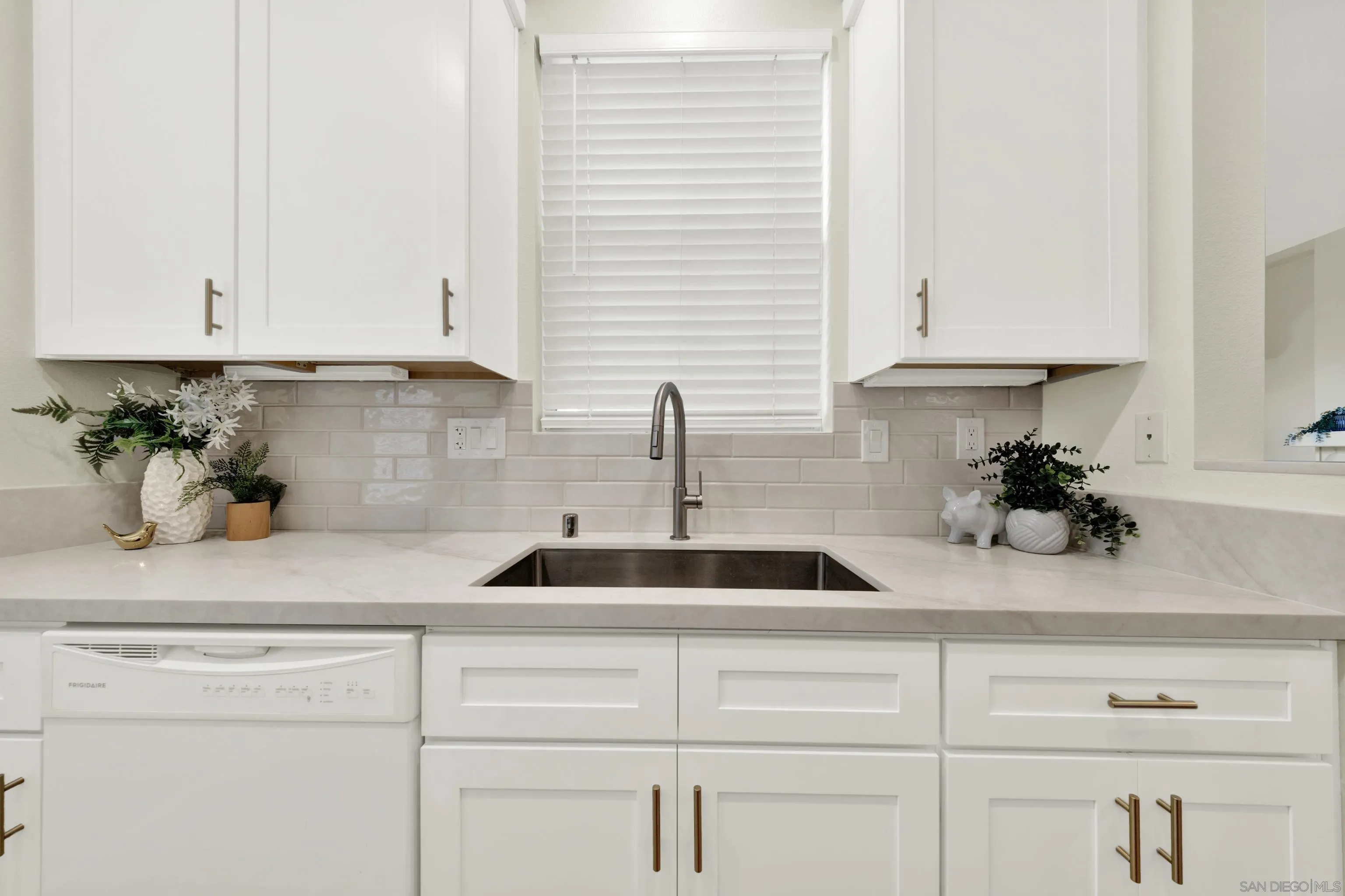 https://cdn.realtyfeed.com/cdn/127/260024604/f8247d59ca535e3c55d0b3a4f8a818a3.webp