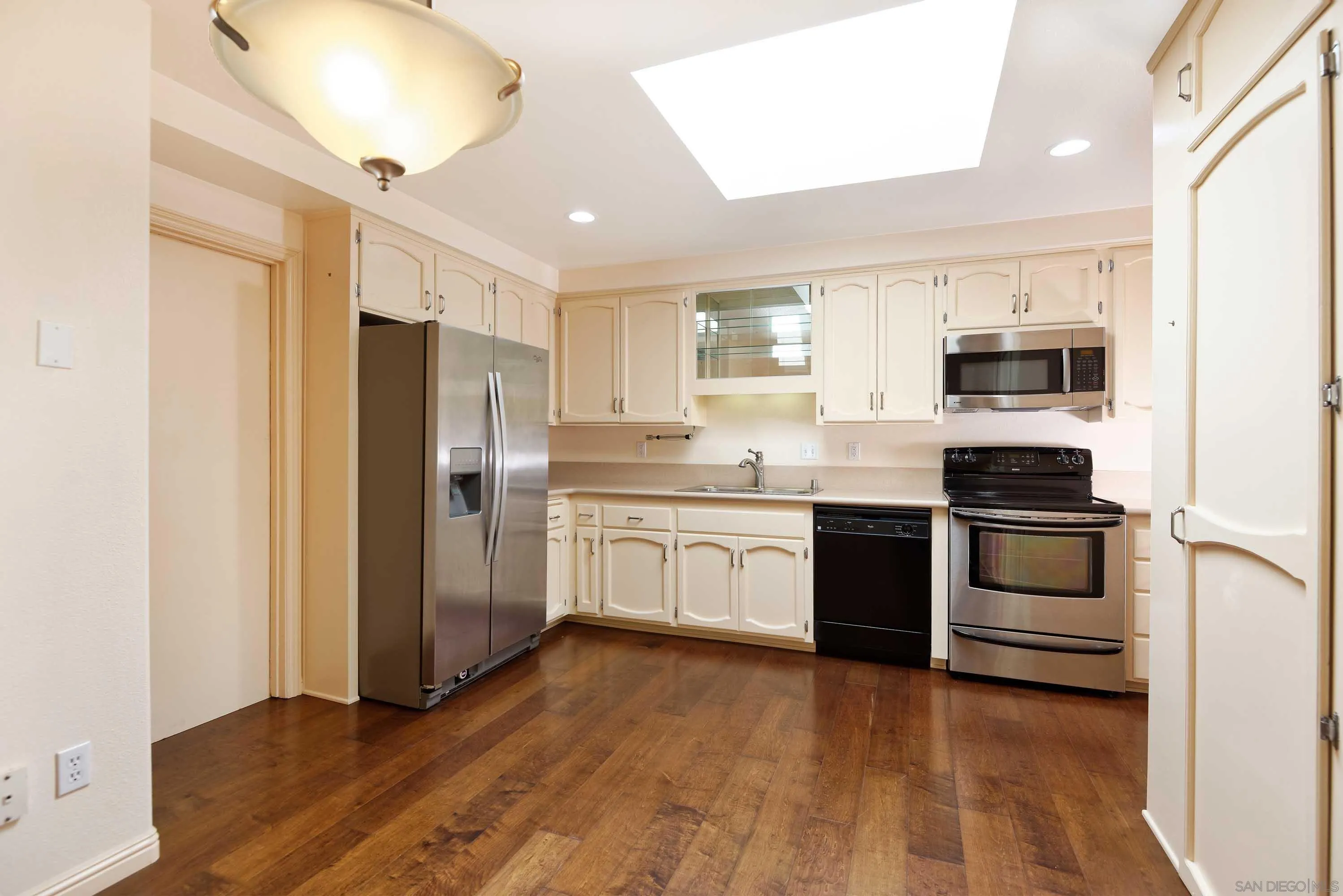 https://cdn.realtyfeed.com/cdn/127/260024607/b93149f98ef702f6b04c114a6b9a011f.webp
