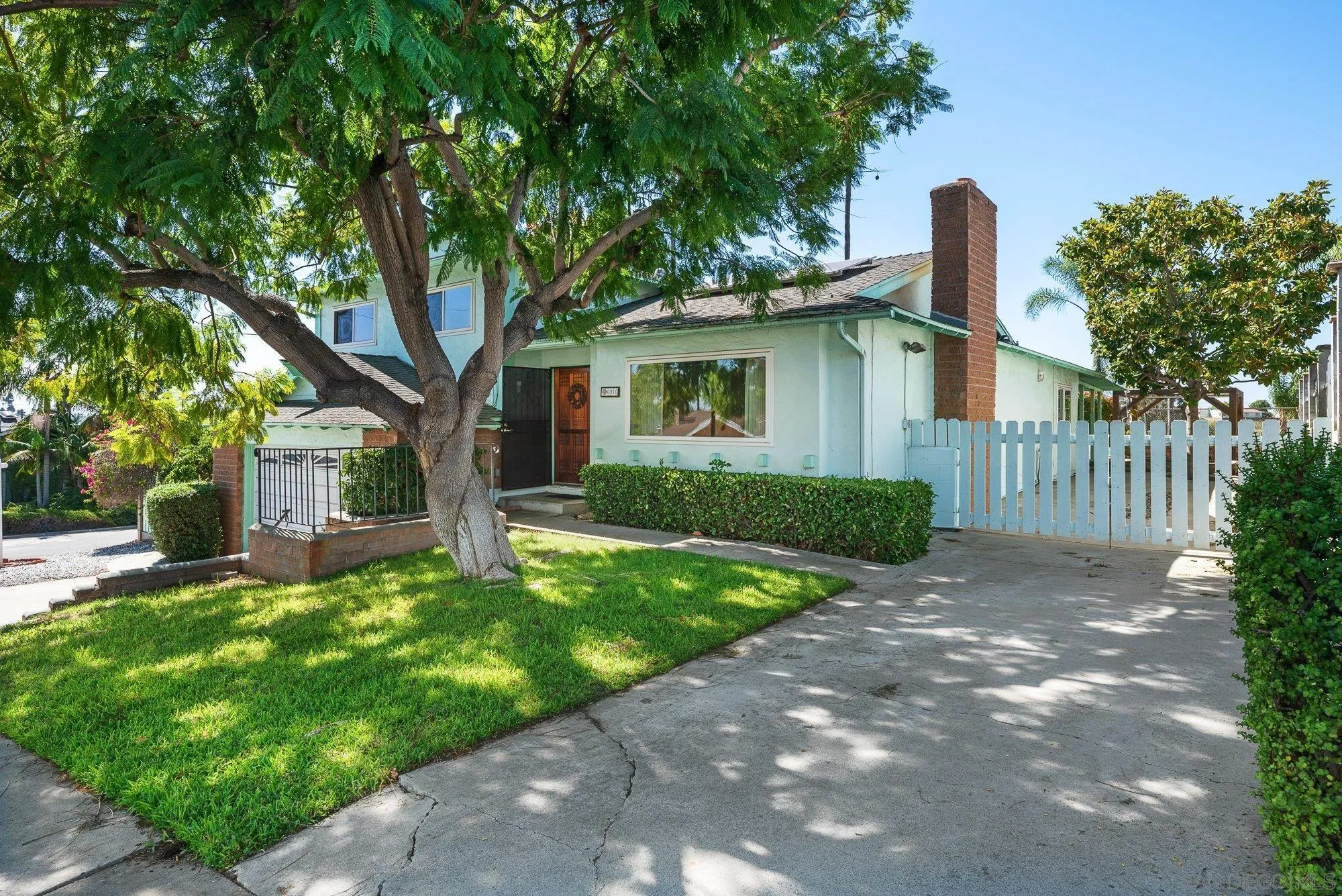 6010 Chadwick Ave, San Diego, CA 92139 Access to the side yard.