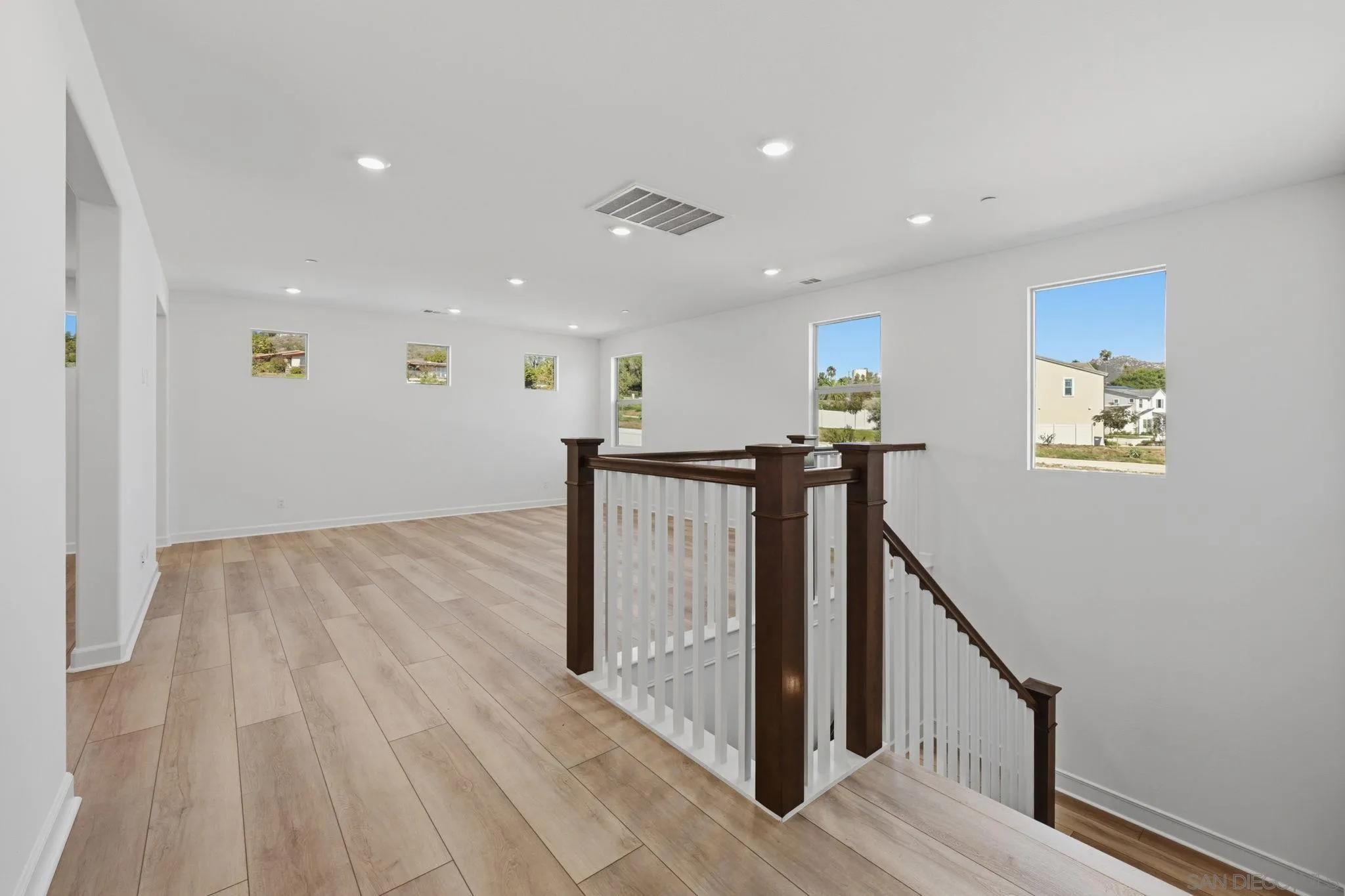 https://cdn.realtyfeed.com/cdn/127/260024643/539c8879b46bd63eed27a124086422a3.webp