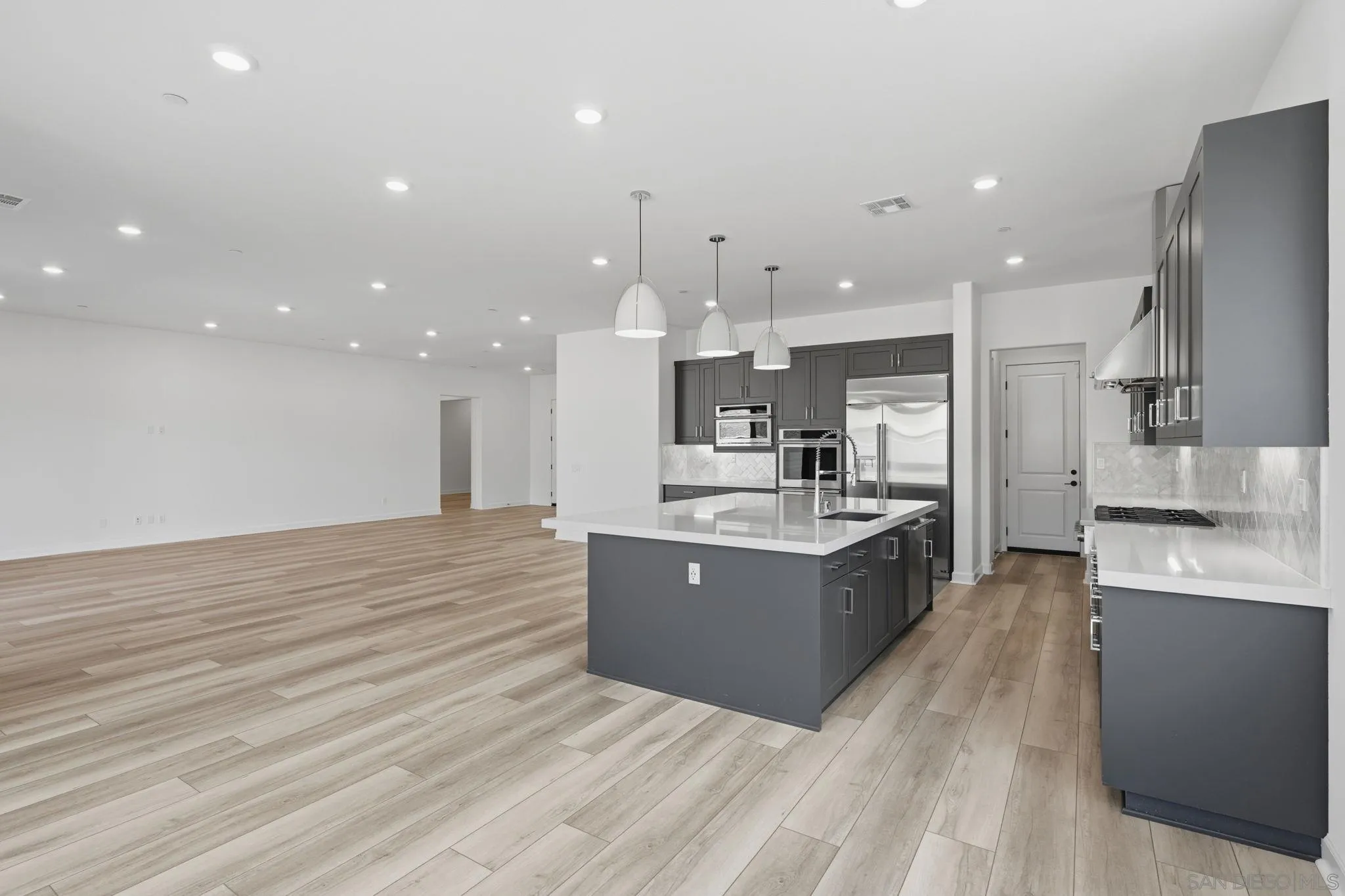 https://cdn.realtyfeed.com/cdn/127/260024643/5bfbbf5de46002fff8bfc3a96b9d06a7.webp