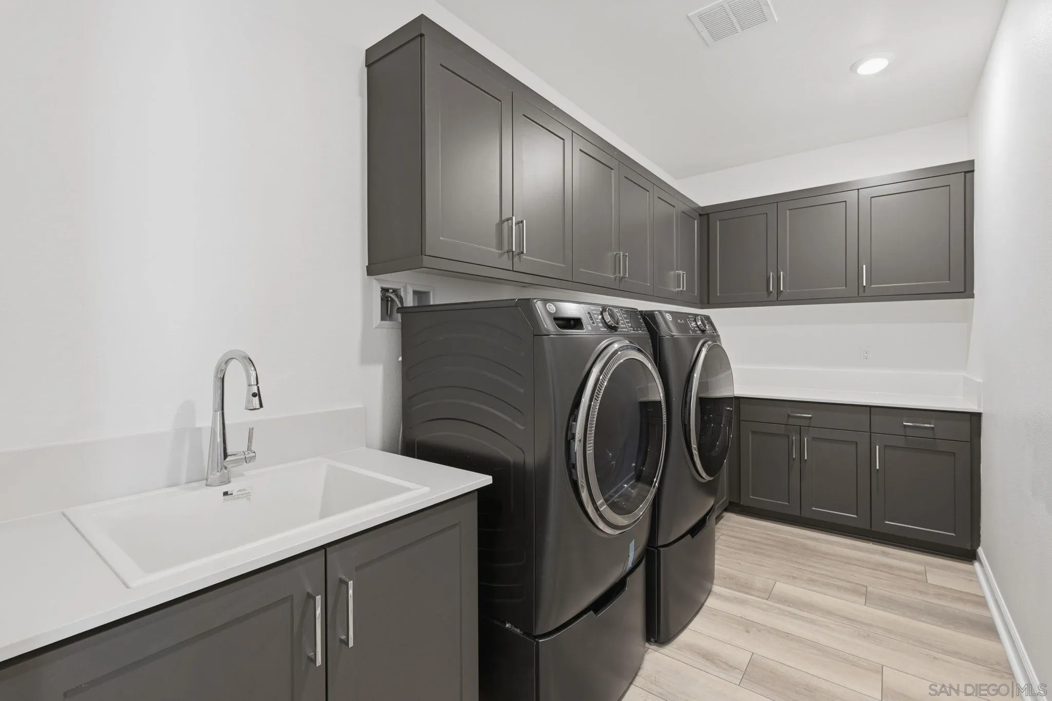https://cdn.realtyfeed.com/cdn/127/260024643/815ee7350c9bb29123ac6bd8610154a1.webp