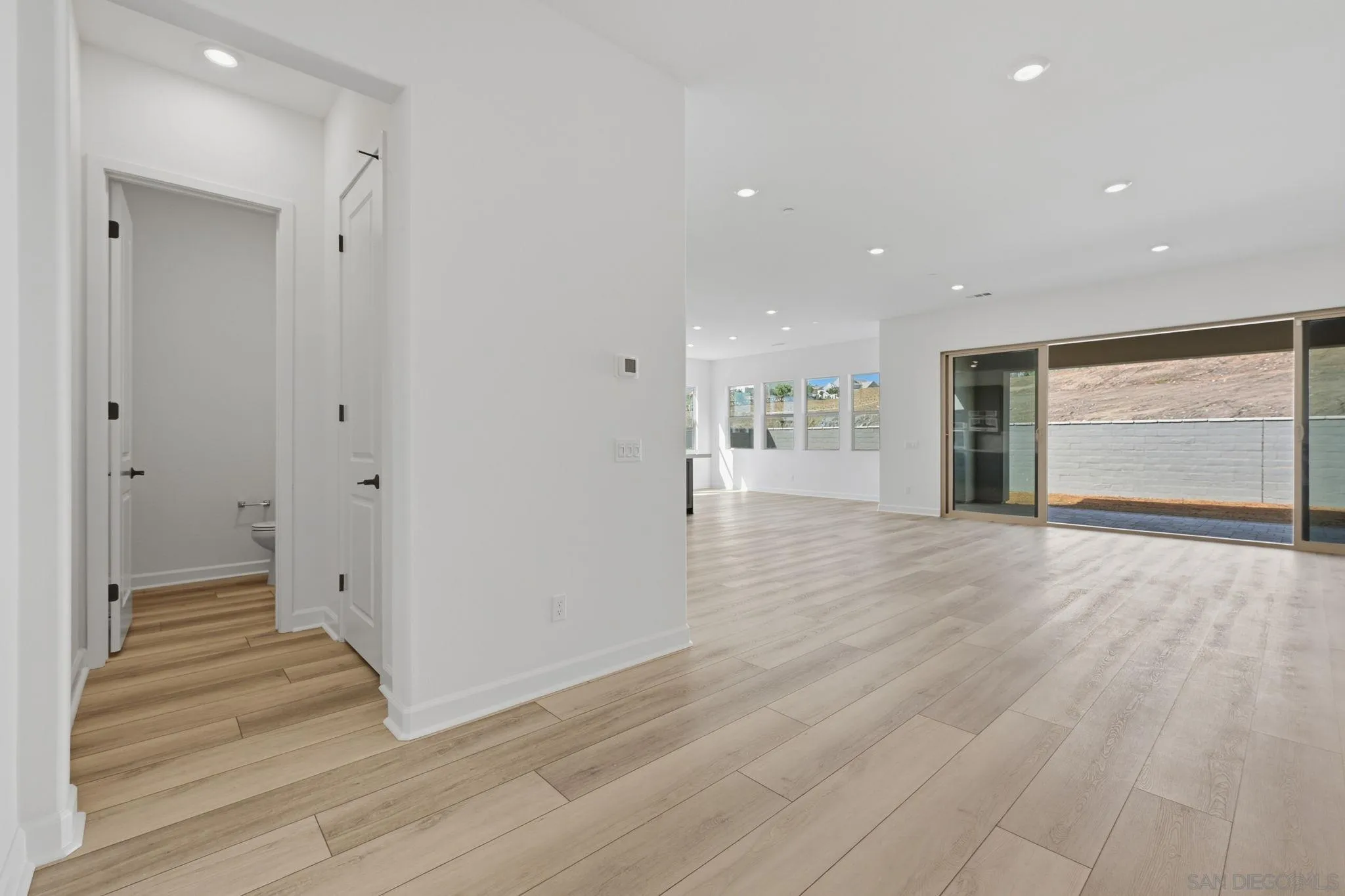 https://cdn.realtyfeed.com/cdn/127/260024643/acc767c917c3287c61ce3297d70ad312.webp