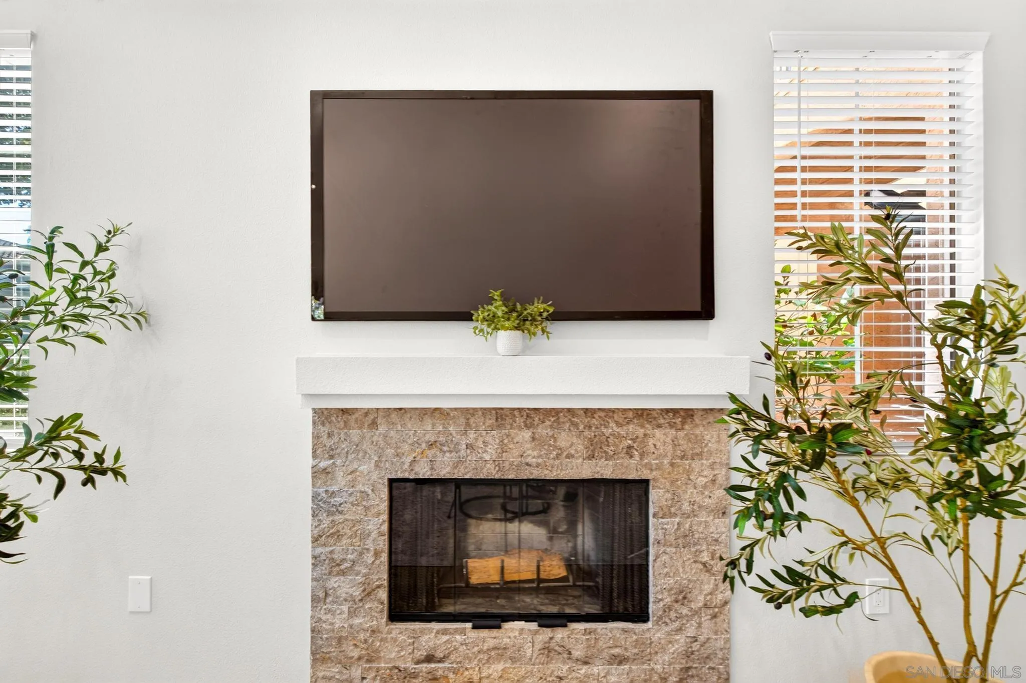 https://cdn.realtyfeed.com/cdn/127/260024674/79dbcc1fbc63360a387680b5c717645f.webp