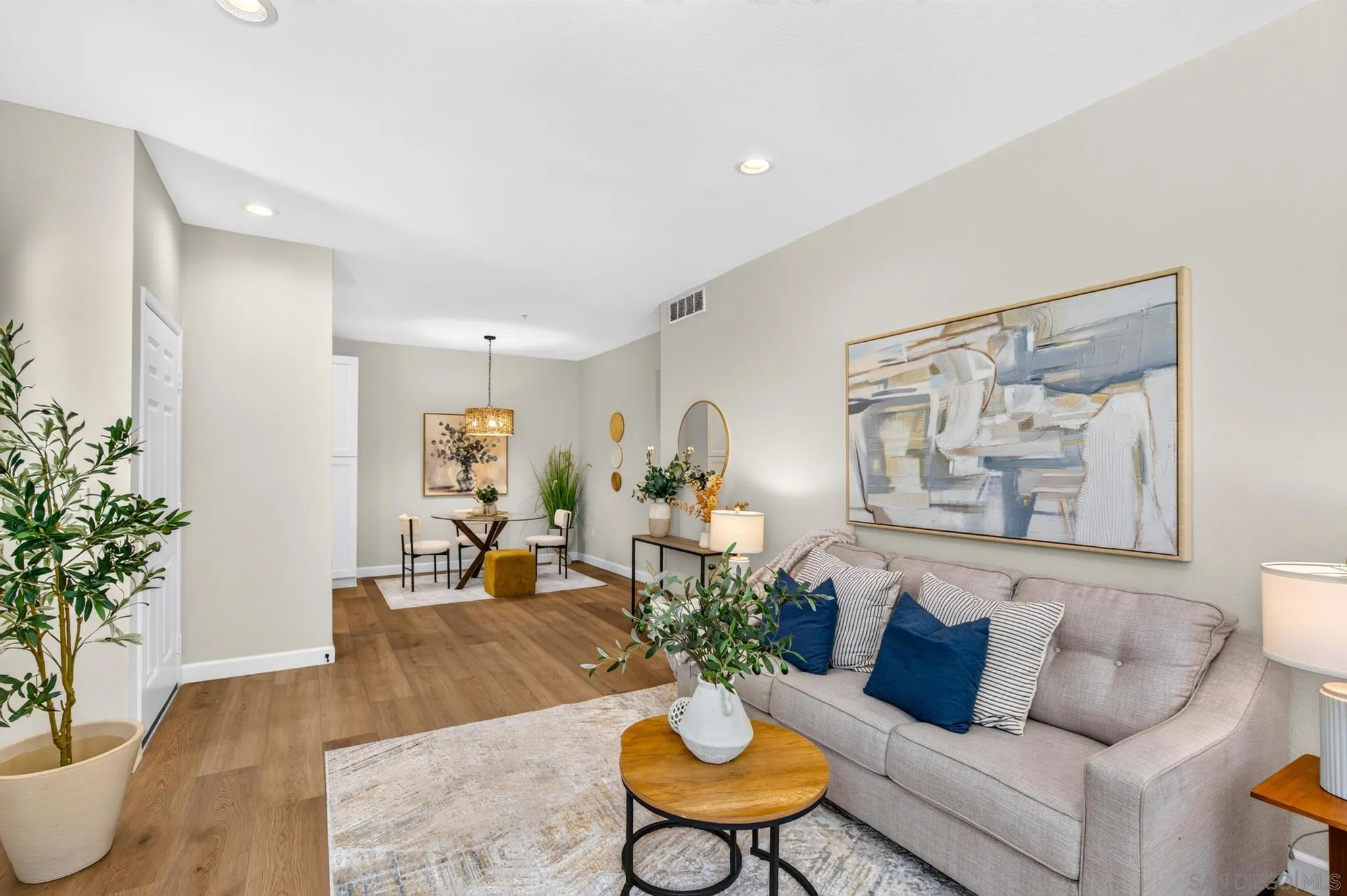 https://cdn.realtyfeed.com/cdn/127/260024674/8d428cfb2ea73799544e740522d298c4.webp