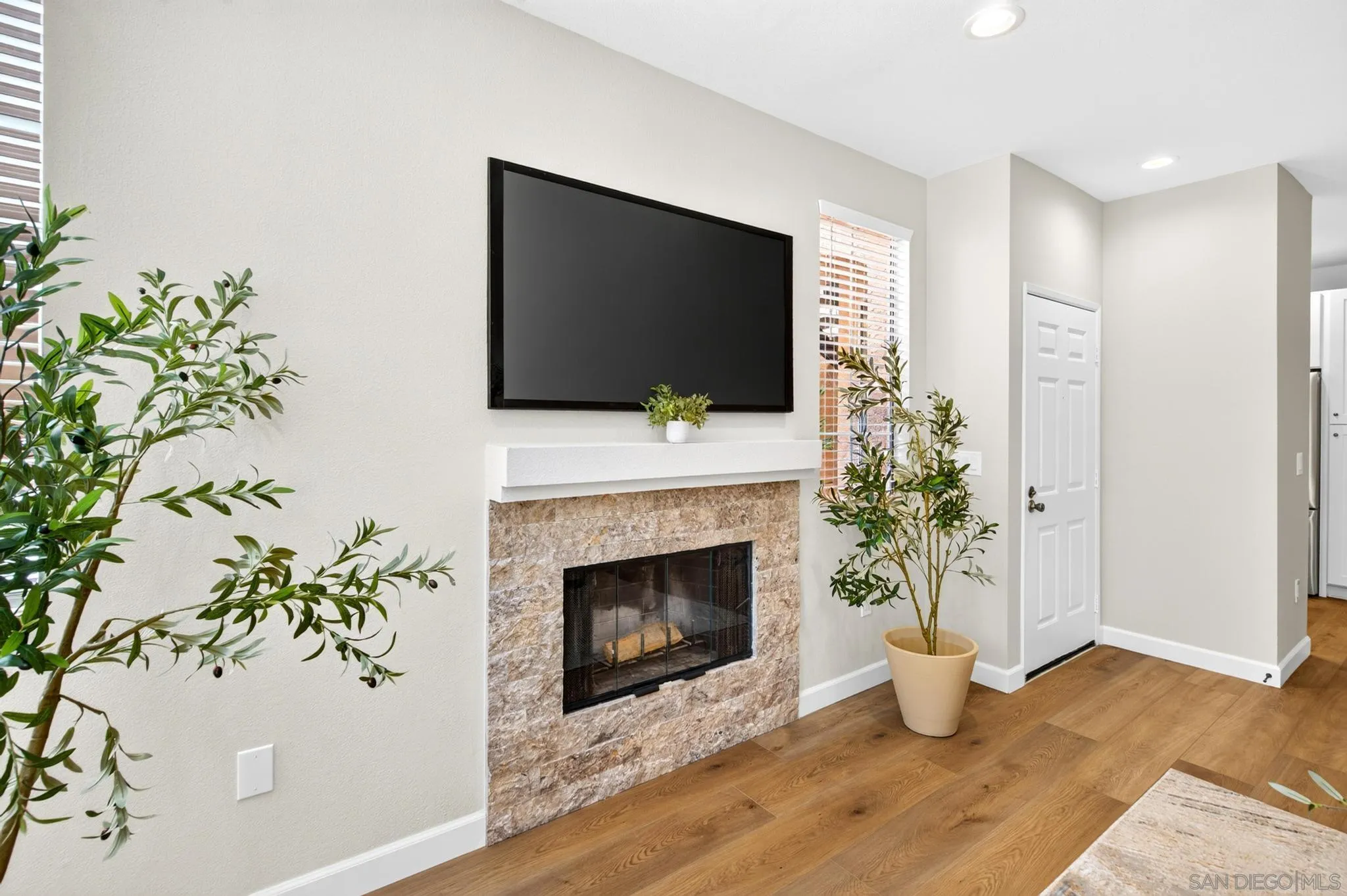 https://cdn.realtyfeed.com/cdn/127/260024674/da0d6840283c5f4e4d3c27fe4ece77fe.webp