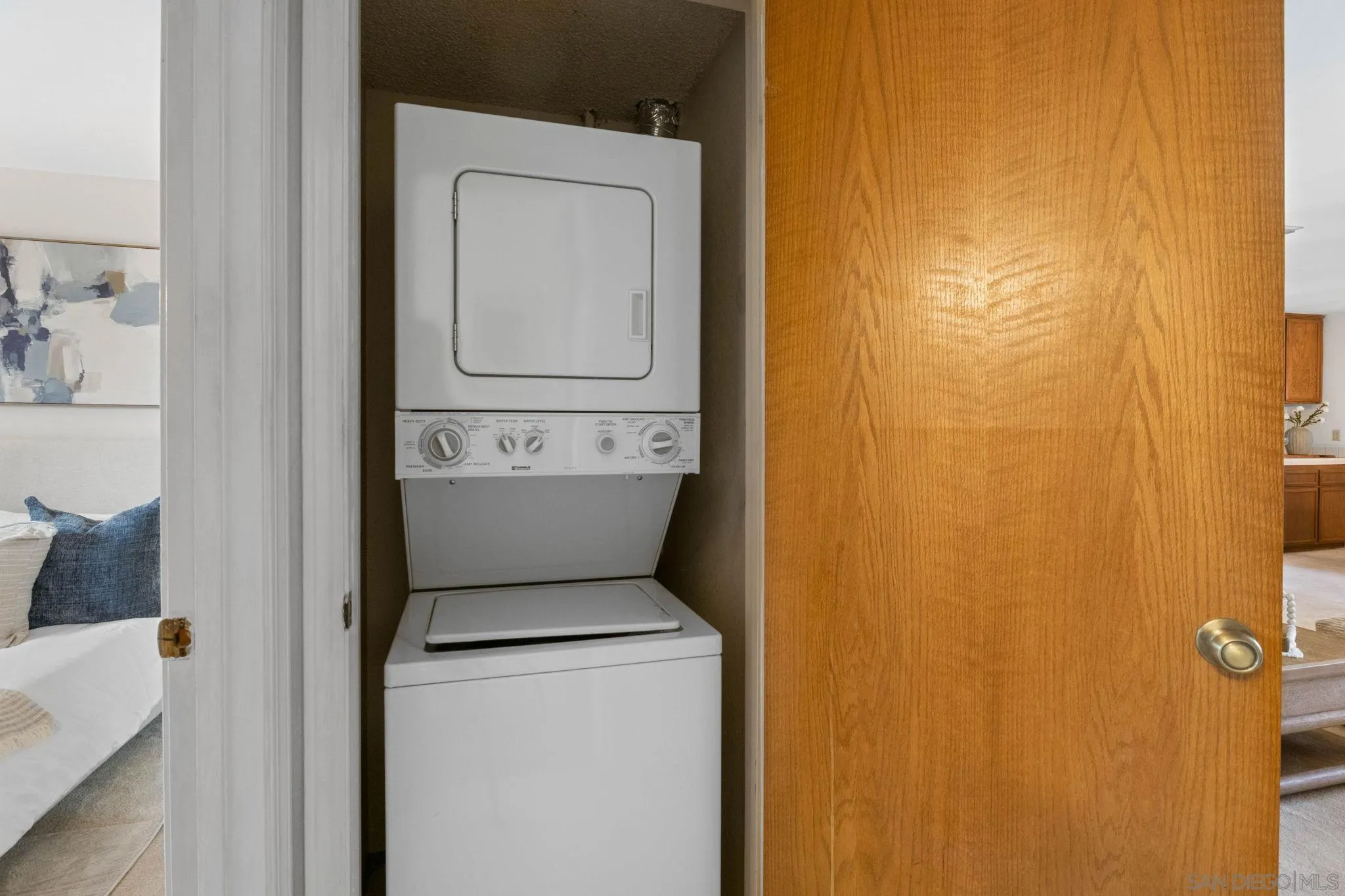 https://cdn.realtyfeed.com/cdn/127/260024711/ff70650fb684acda07de6259eb5cc889.webp