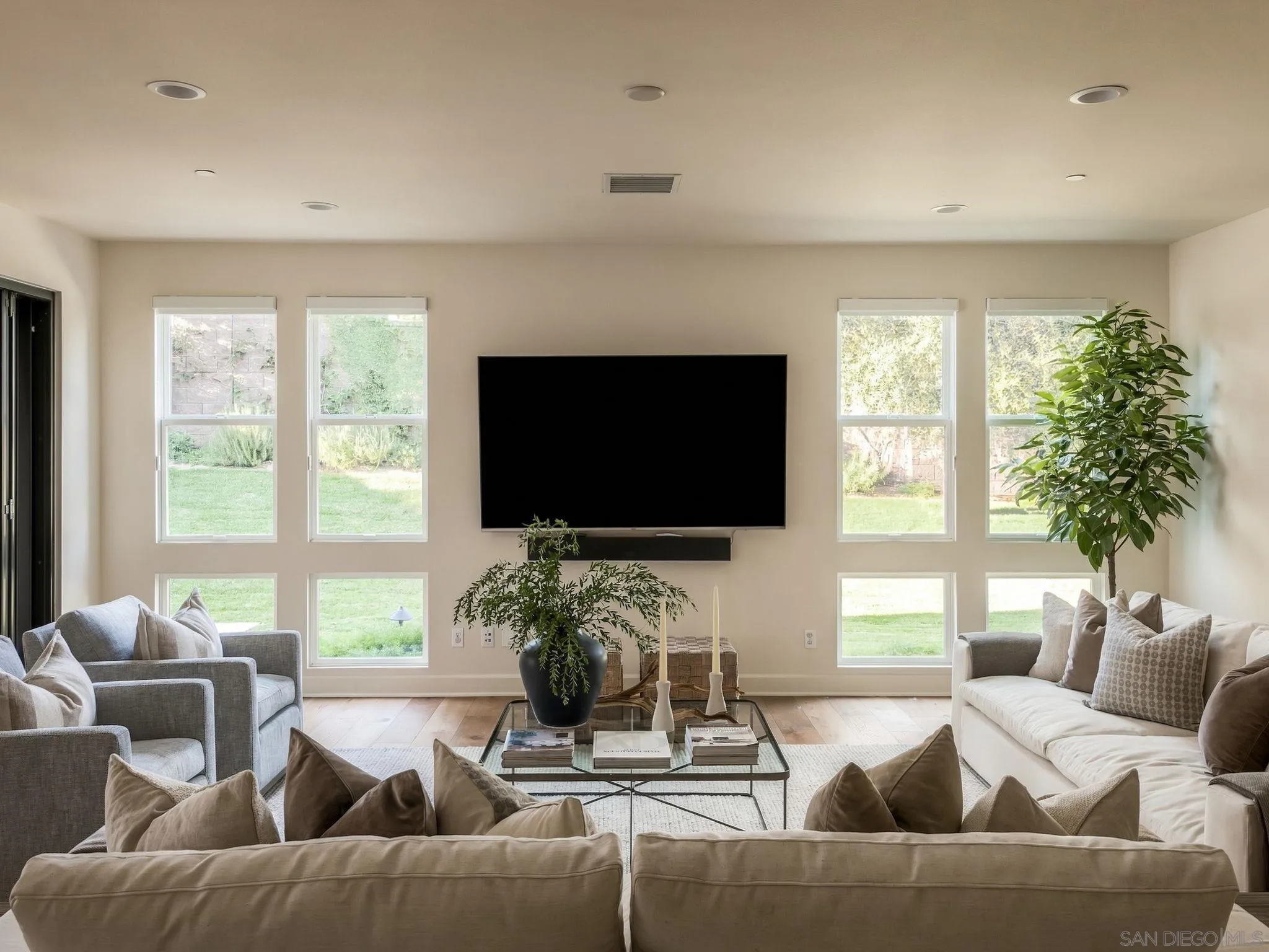 https://cdn.realtyfeed.com/cdn/127/260024736/aa251fb287509ab9019a6ea9345edf34.webp