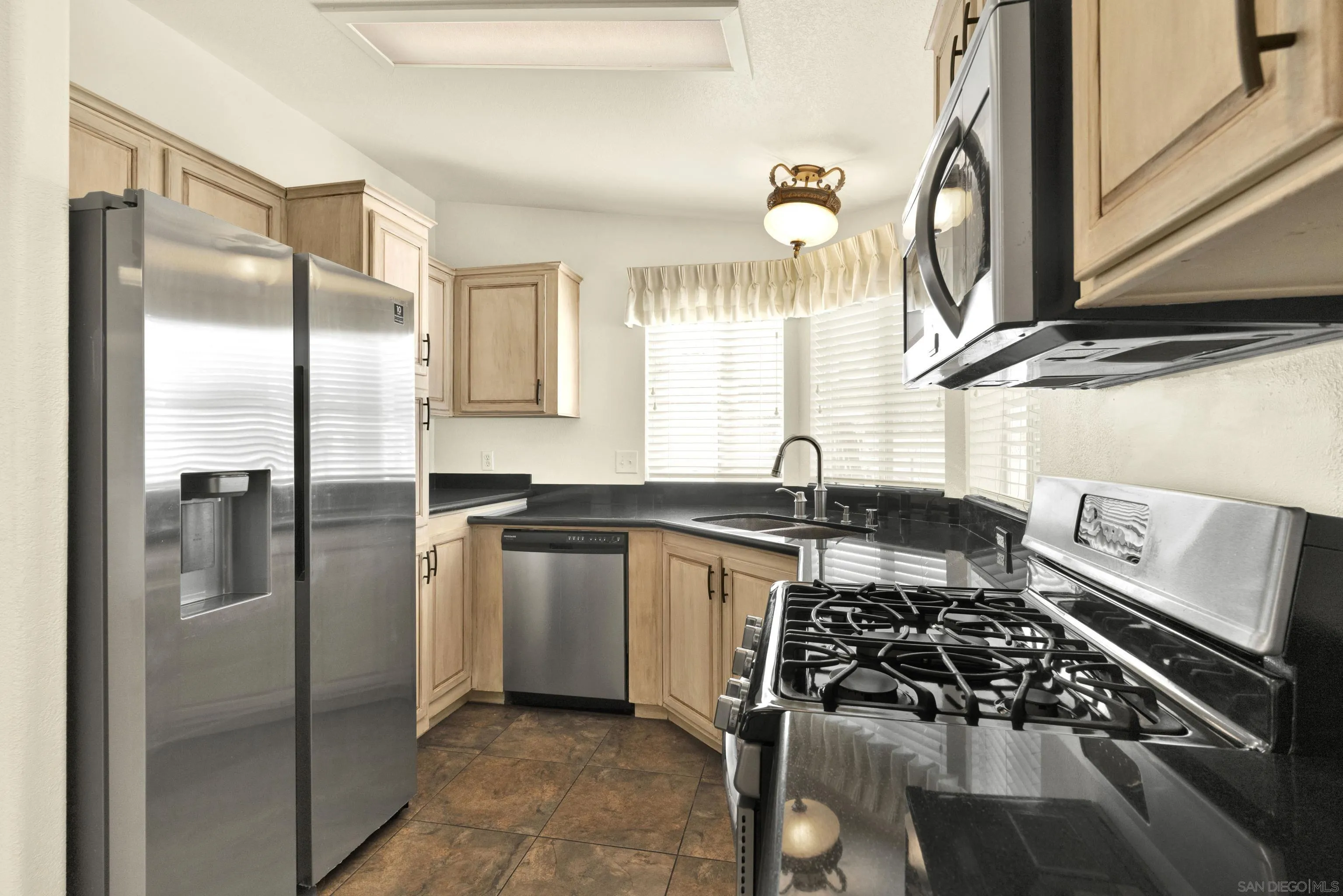 https://cdn.realtyfeed.com/cdn/127/260024764/1120587ec2dfae6b31a644d51305c7db.webp