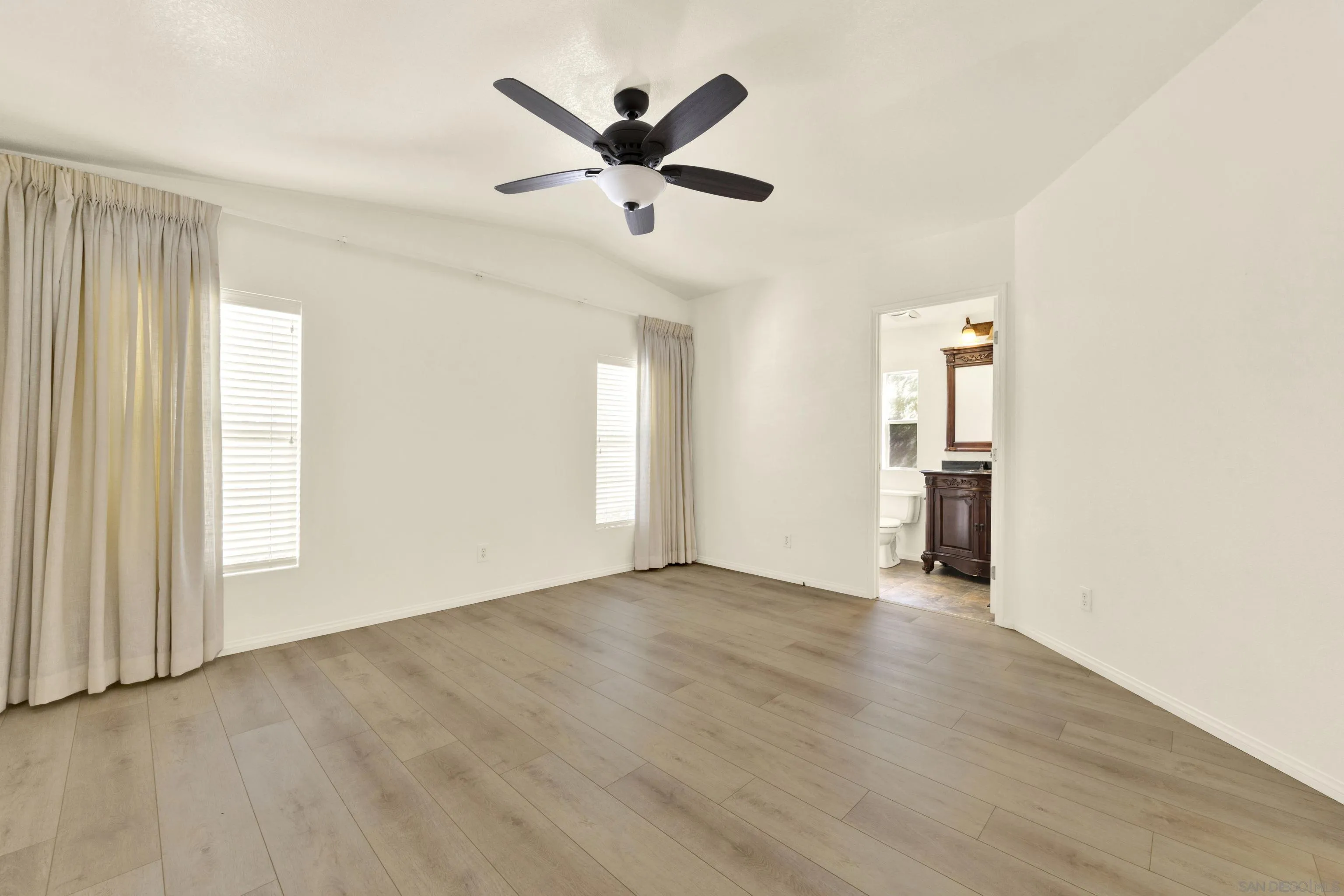 https://cdn.realtyfeed.com/cdn/127/260024764/8883bf20150085f131b20e4f406c2b00.webp