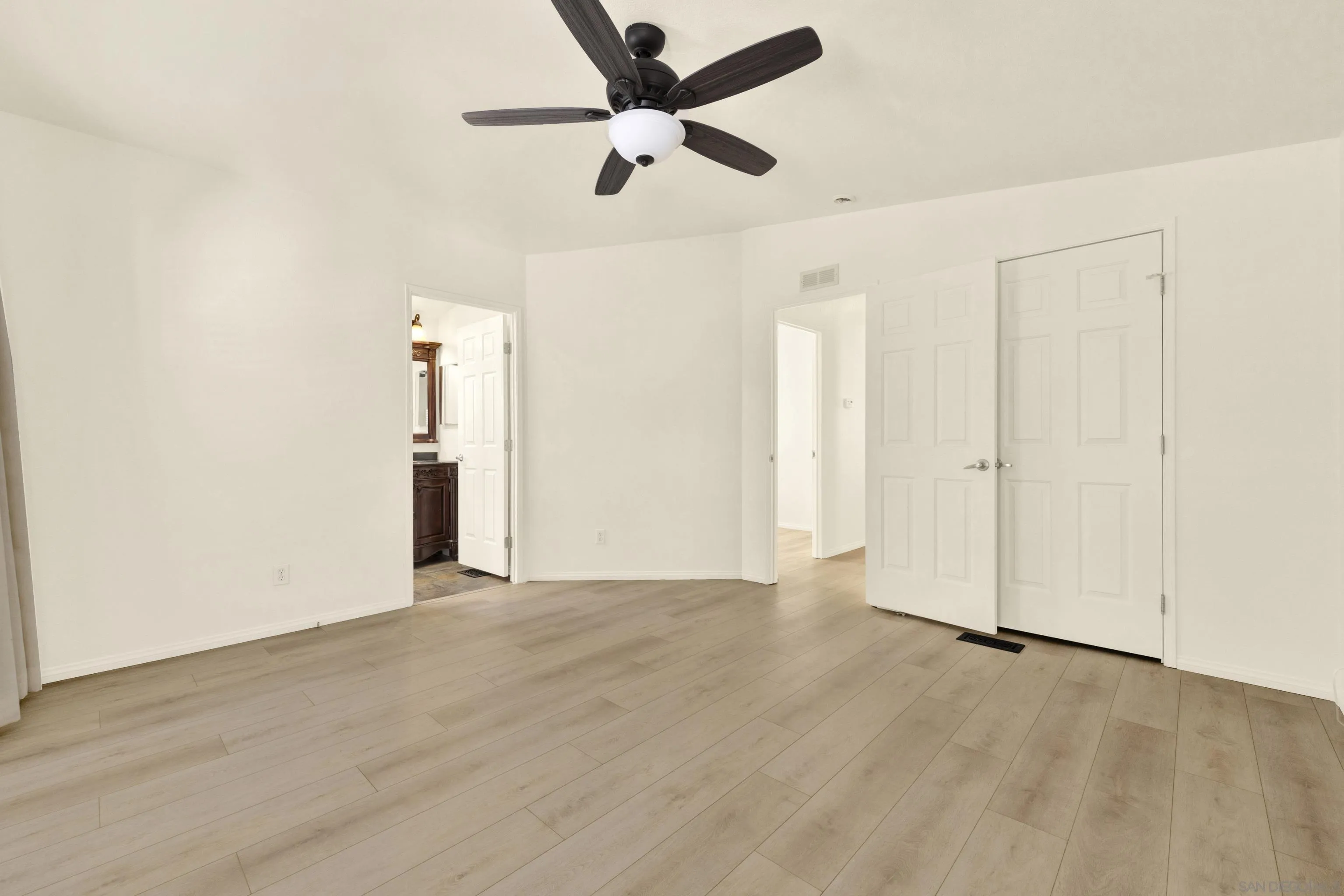 https://cdn.realtyfeed.com/cdn/127/260024764/a0026b2068e67c54aedaf0705bd06100.webp