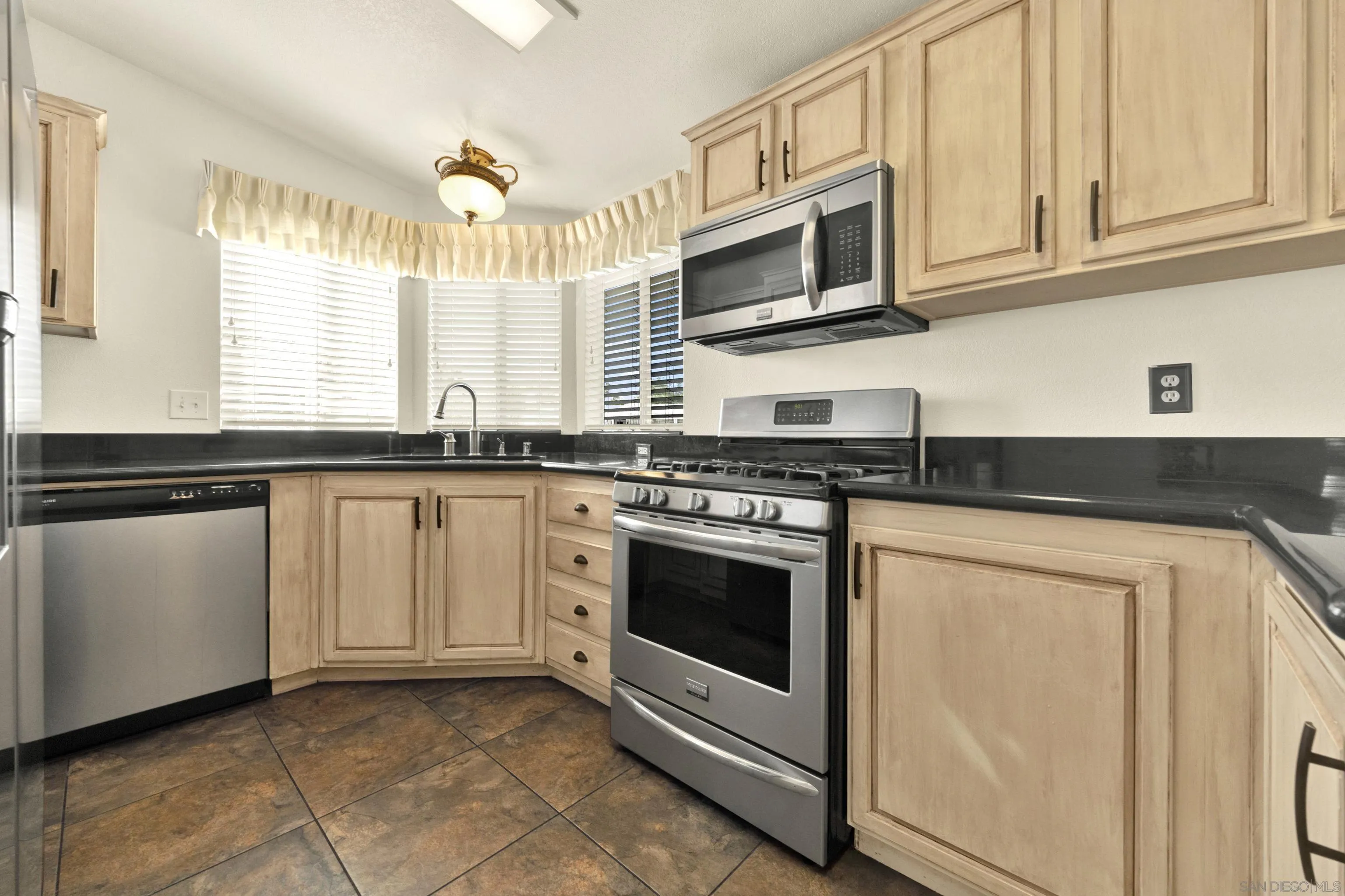 https://cdn.realtyfeed.com/cdn/127/260024764/a0e7d36ec1dc09d1e8279aa9a2efe1ba.webp