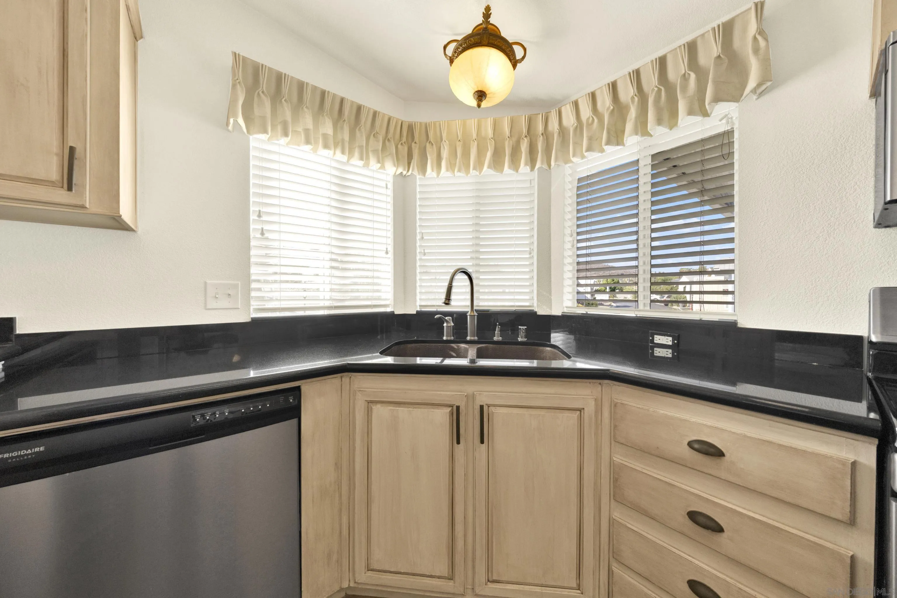 https://cdn.realtyfeed.com/cdn/127/260024764/c5a91adfeed1f7989f7747fa5553ada7.webp