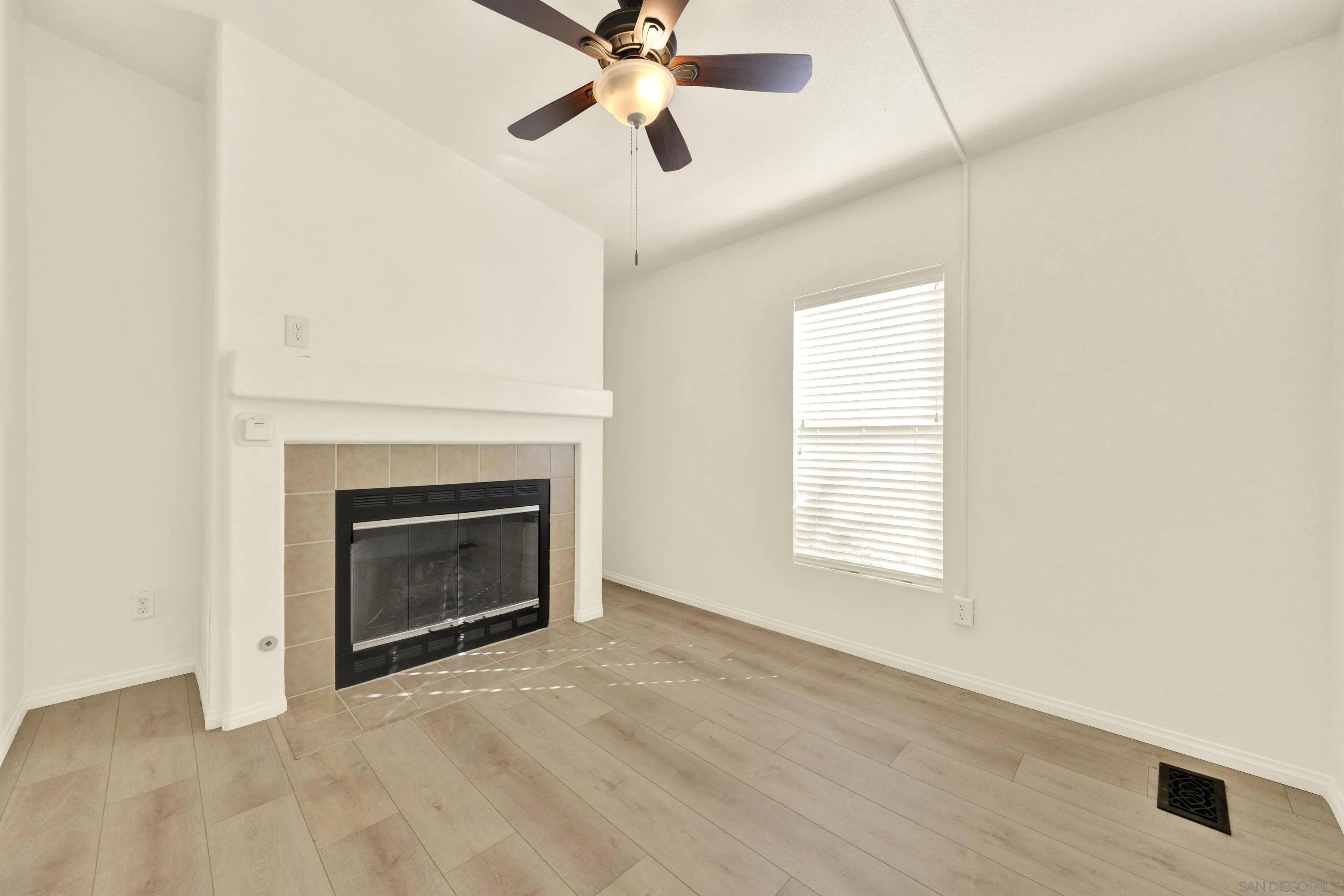 https://cdn.realtyfeed.com/cdn/127/260024764/dd8806e8aa27eeffc0d11ef43d318758.webp