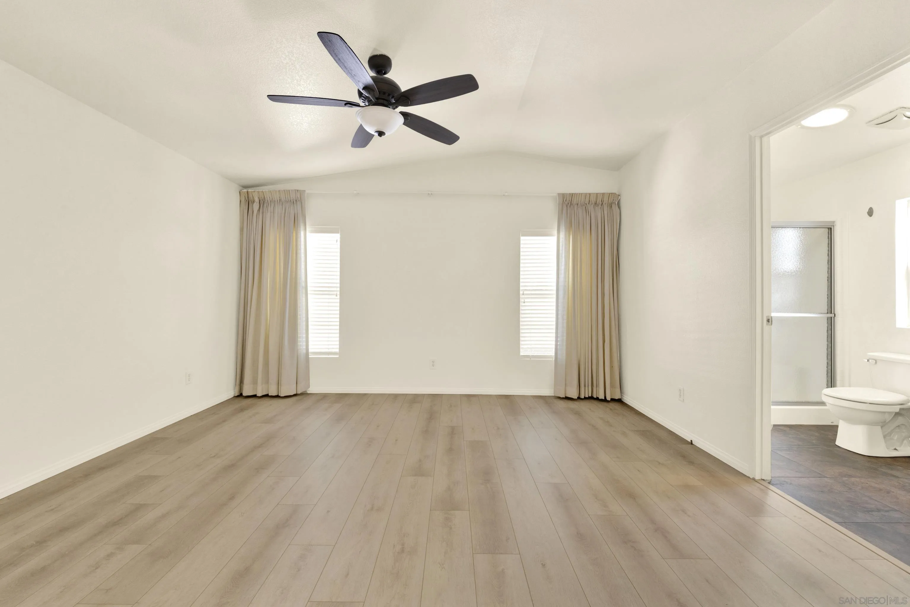 https://cdn.realtyfeed.com/cdn/127/260024764/ed68cba2c9e75e46f7bbbe98dc2f50e7.webp