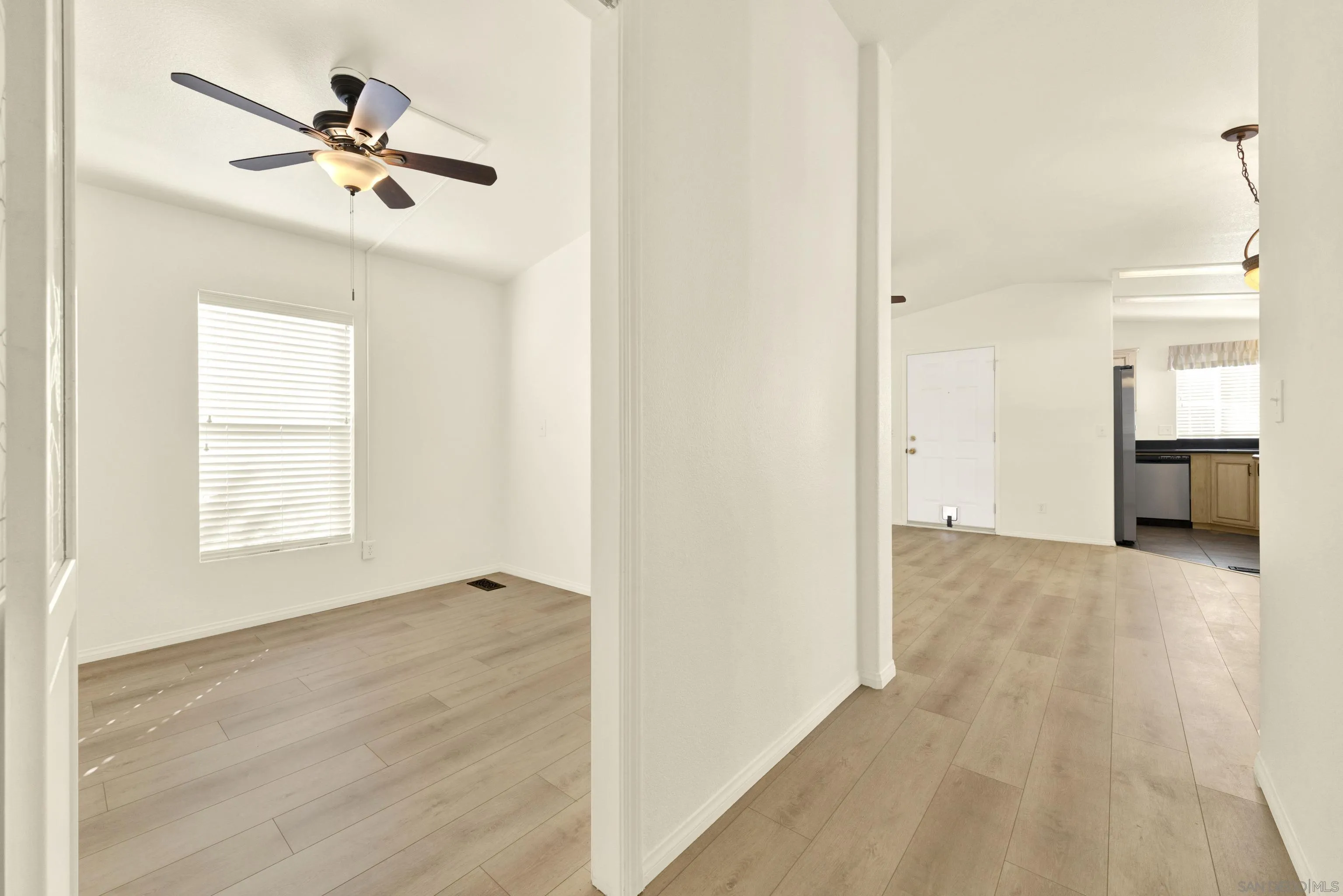 https://cdn.realtyfeed.com/cdn/127/260024764/ee2535ee3fa9c1144277f4081c1b9943.webp