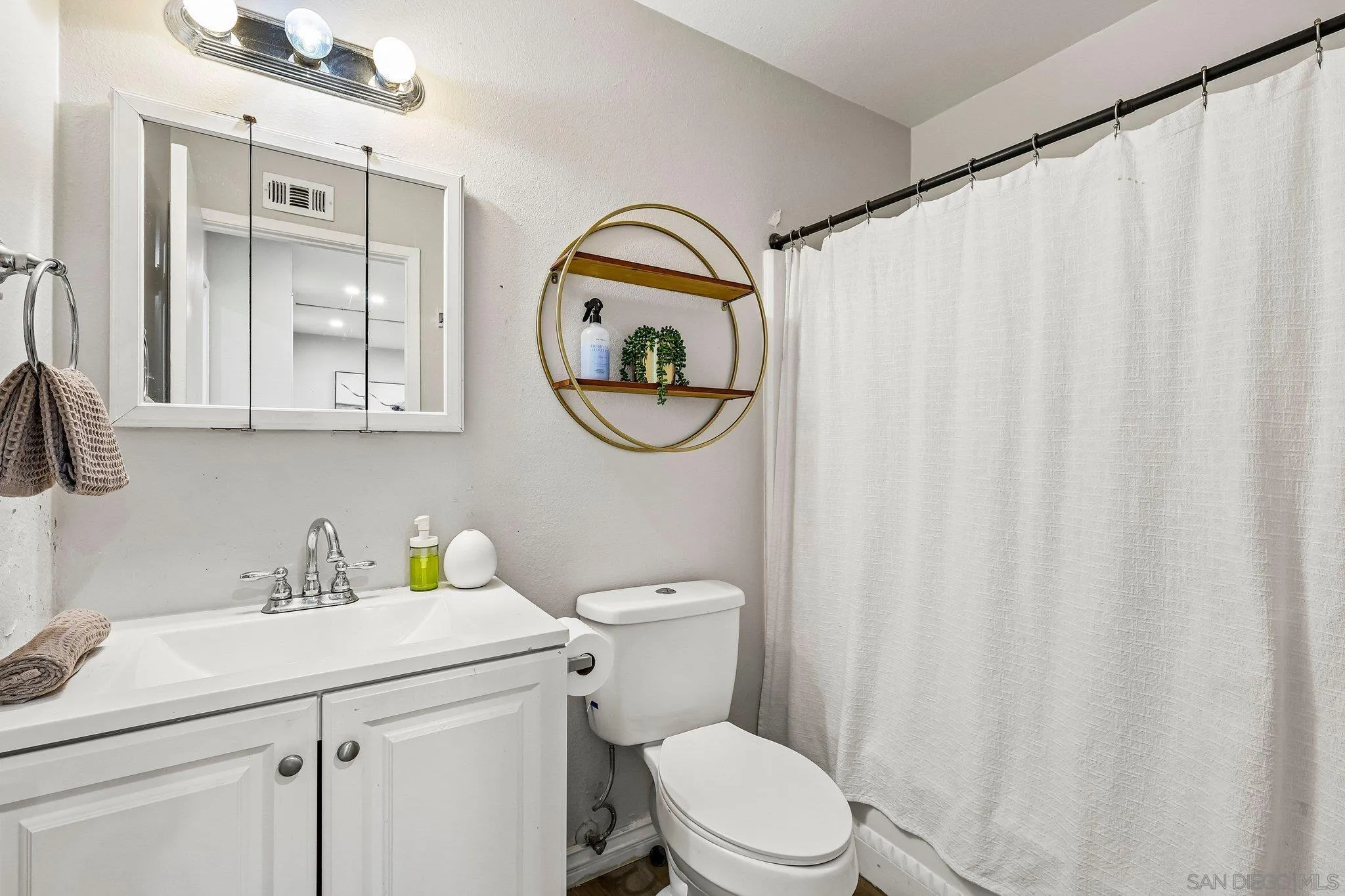 https://cdn.realtyfeed.com/cdn/127/260024793/53cf8c1027ae88a4119caa6f71ef2a83.webp