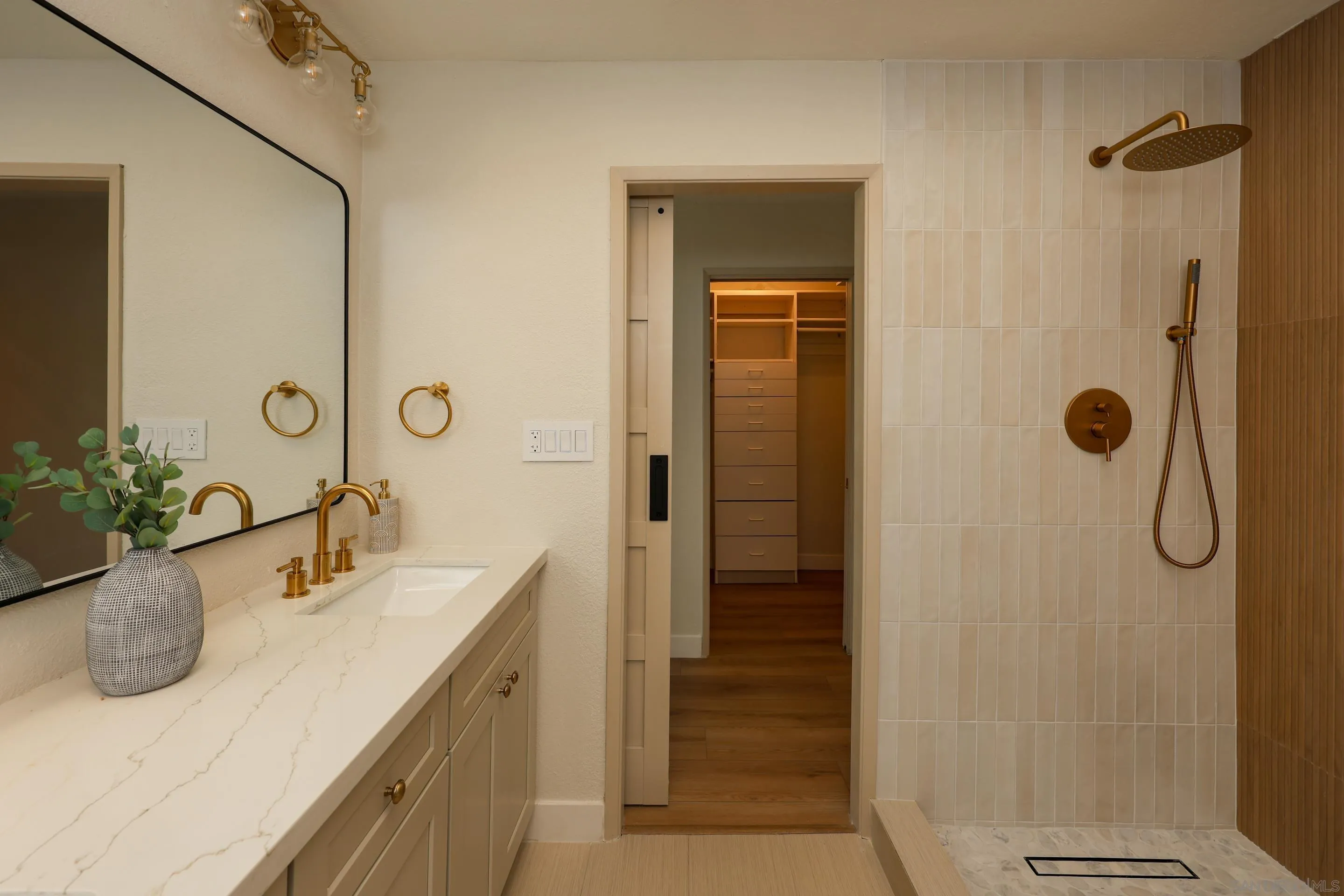 https://cdn.realtyfeed.com/cdn/127/260024827/7a47d9416aebb010f879341dff2ba993.webp