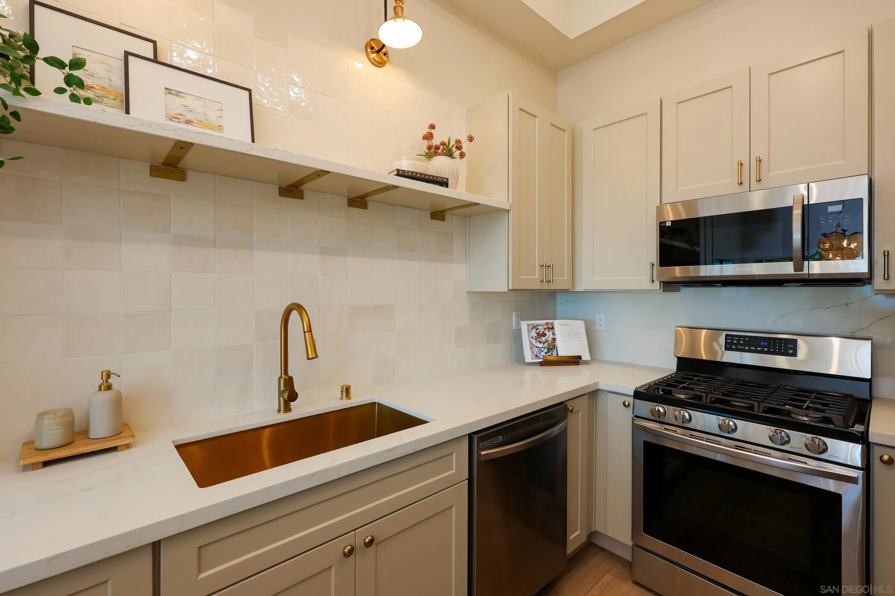 https://cdn.realtyfeed.com/cdn/127/260024827/ccb7059191fade93297967c929957a3f.webp