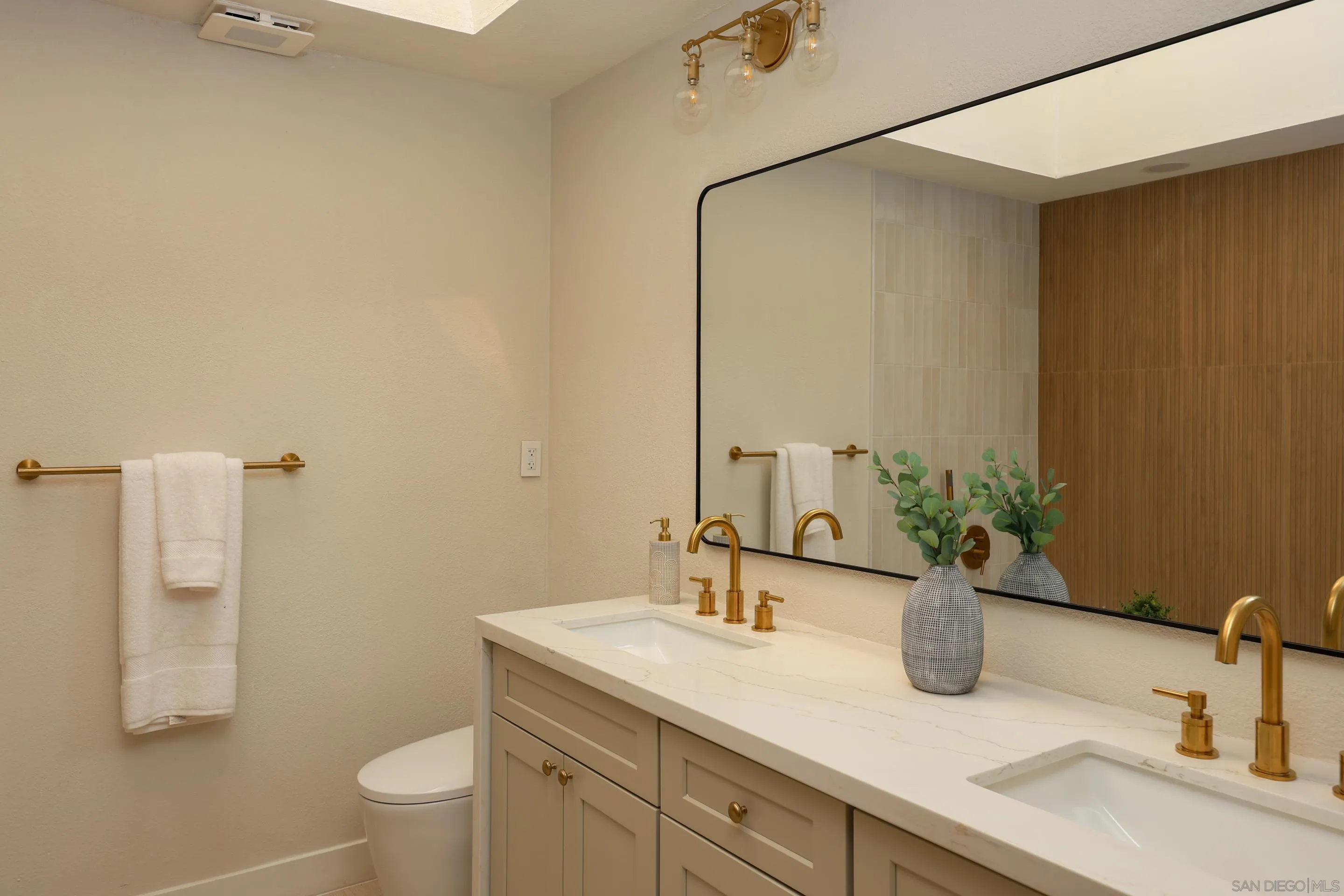 https://cdn.realtyfeed.com/cdn/127/260024827/cf313d23c5f2ef0b5a43a90e1fa026f5.webp