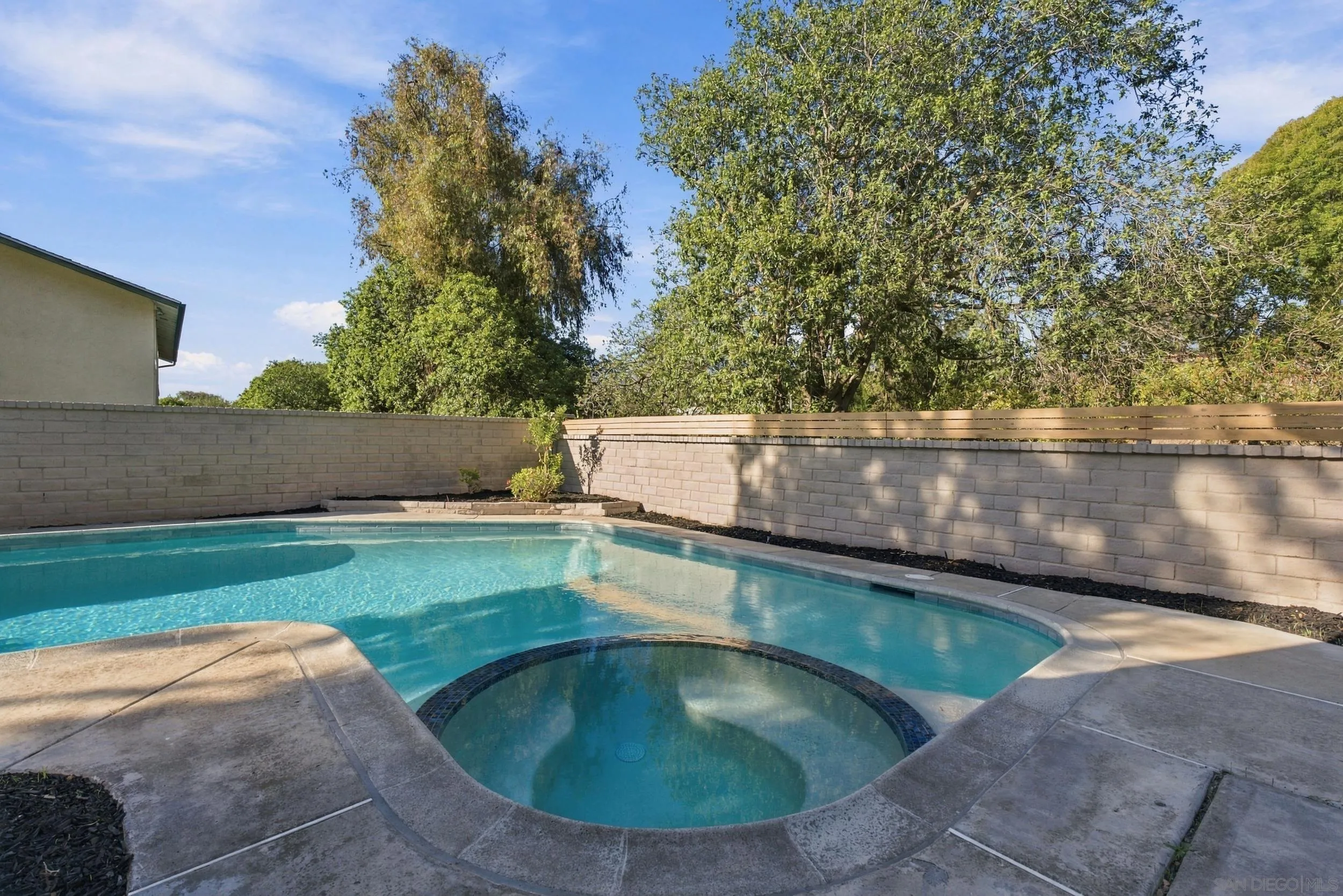 https://cdn.realtyfeed.com/cdn/127/260024841/9f3c643ef462531f4ee82b9c2e3896b4.webp