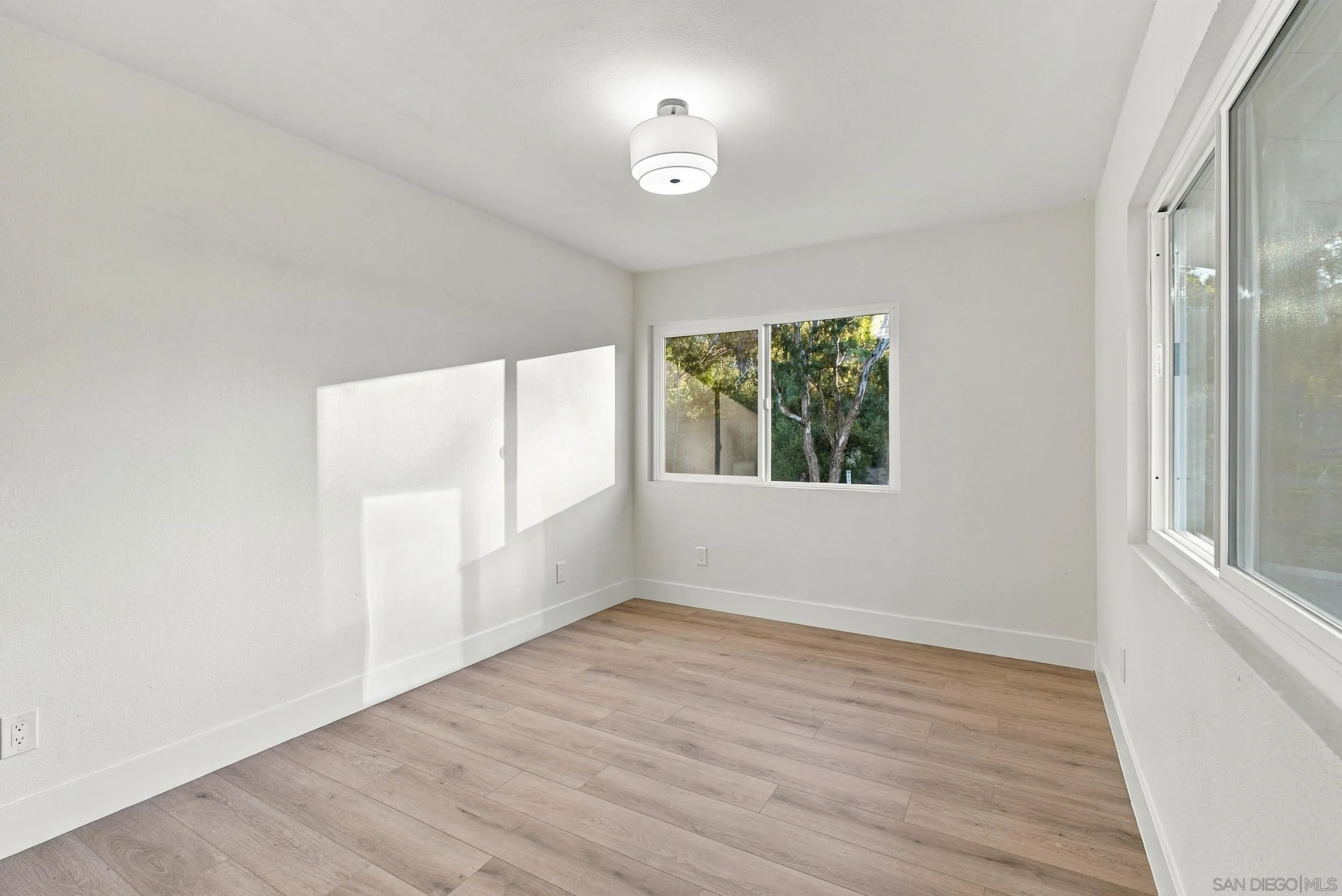 https://cdn.realtyfeed.com/cdn/127/260024841/e46acc948a75c9abb7e0deefe571a3cf.webp