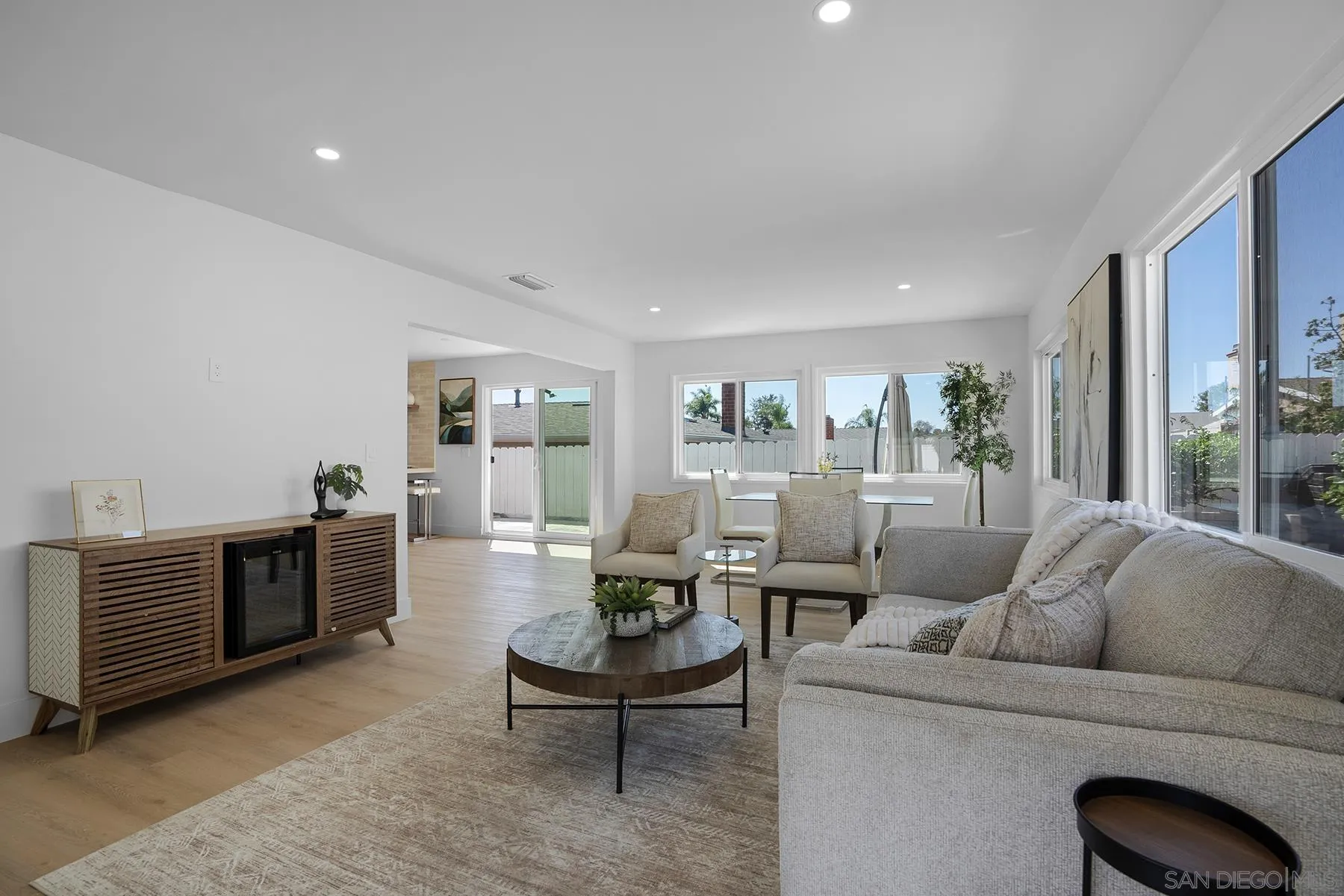 https://cdn.realtyfeed.com/cdn/127/260024864/13d0f570162142b30e71d7a2fe3ab5ae.webp