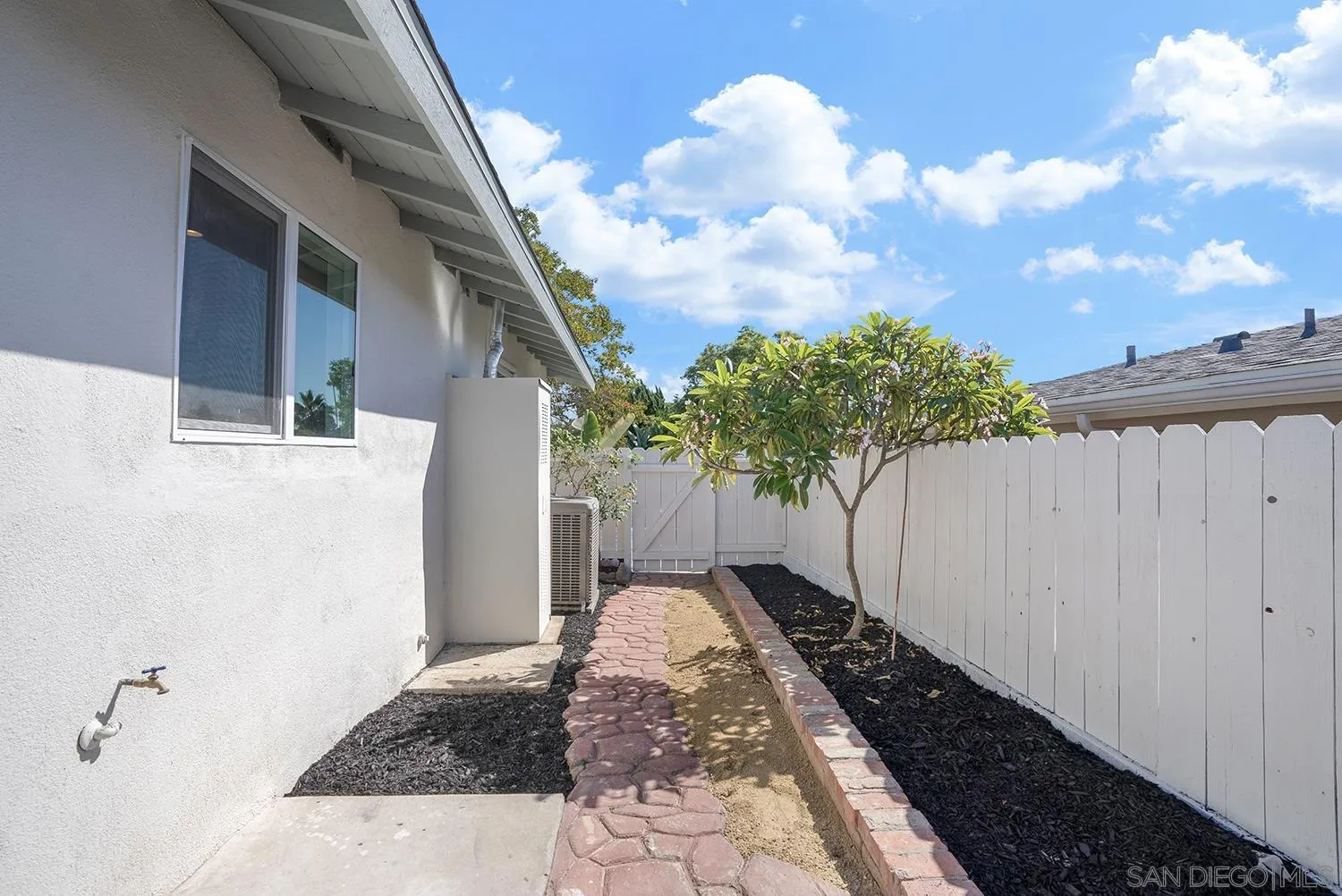 https://cdn.realtyfeed.com/cdn/127/260024864/65e6467bf93e31c8f5e376d557c91f42.webp