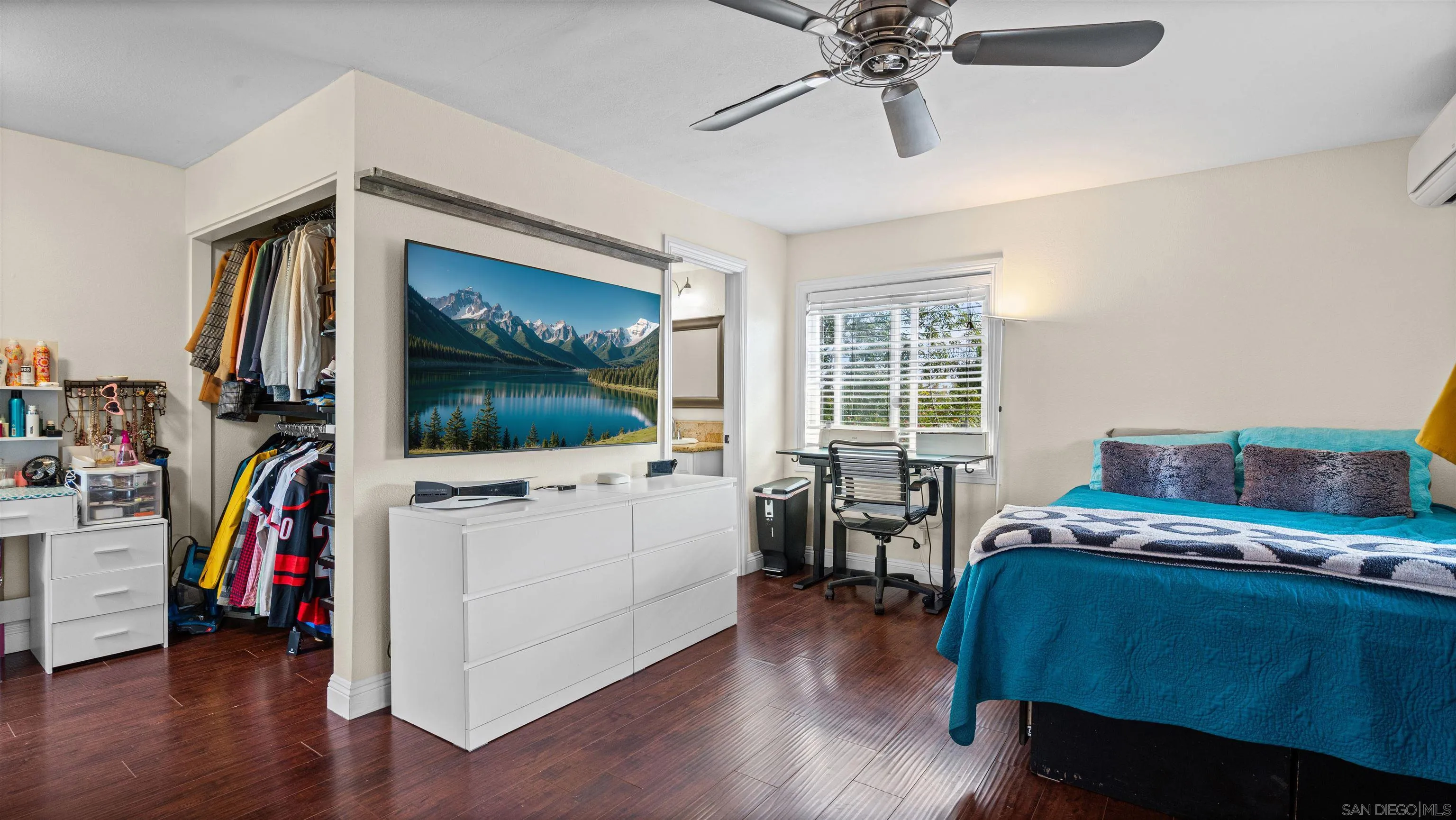 https://cdn.realtyfeed.com/cdn/127/260024890/708f92b950e4aa902853b1148008a8ee.webp