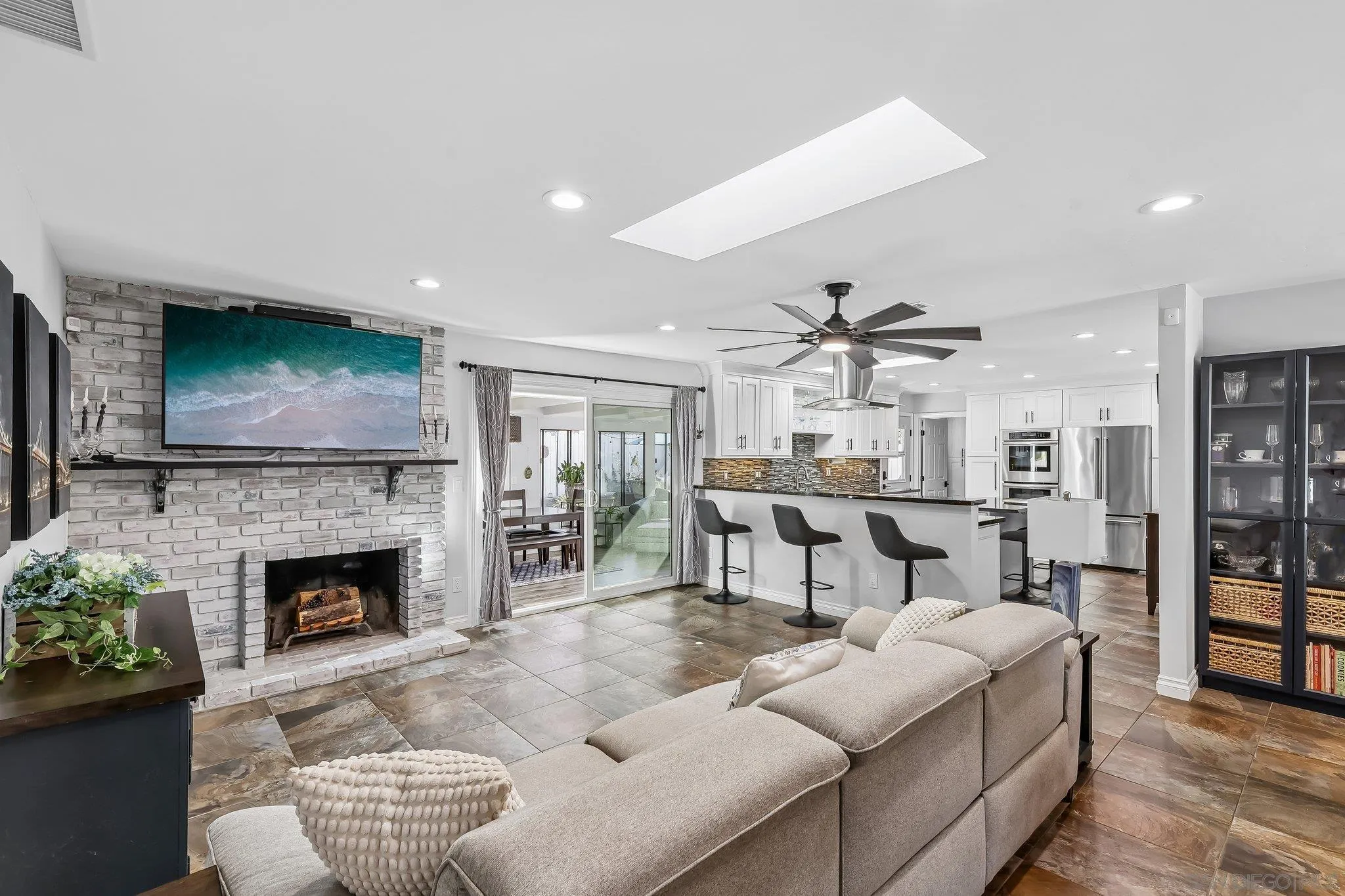 https://cdn.realtyfeed.com/cdn/127/260024898/74f8a03da713be35b73997f0b75fddad.webp