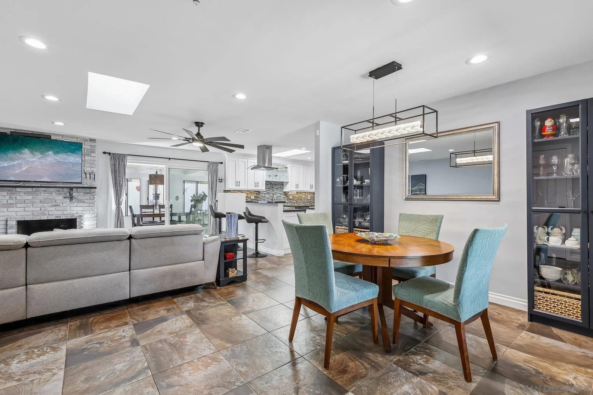 https://cdn.realtyfeed.com/cdn/127/260024898/bff35239ed22b4d20f5ca232bf40d837.webp
